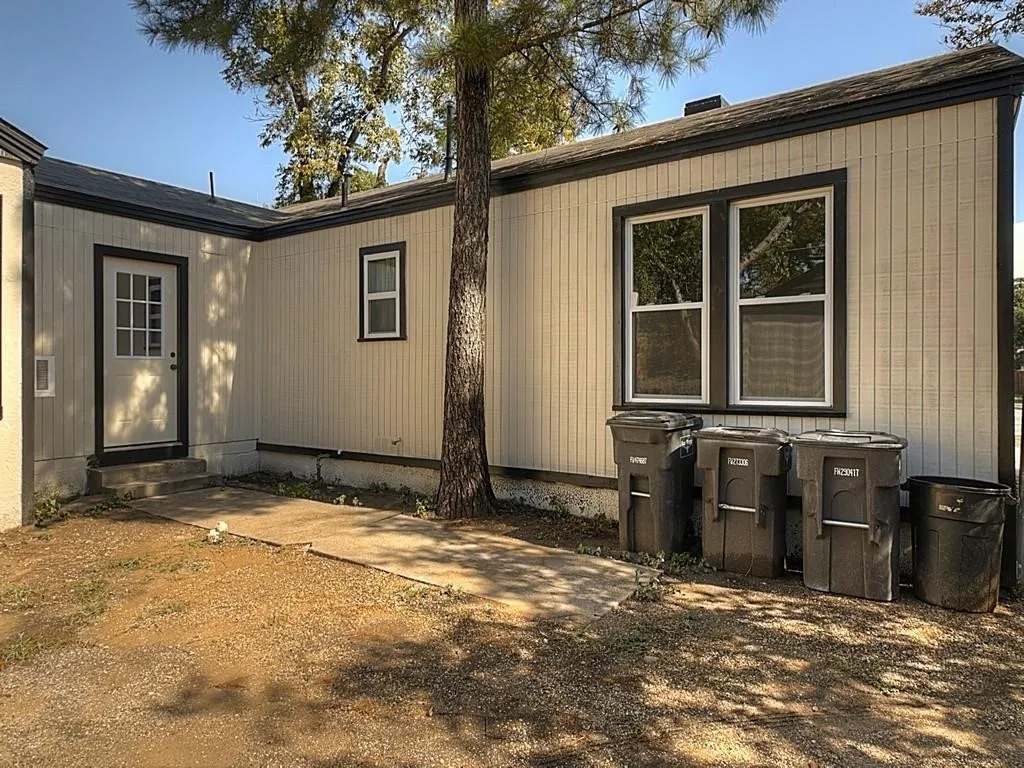 Single Family Residence For Sale in Tarrant County , 1705 N Riverside Drive B, Fort Worth, Texas 76111, 4 Bedroom, 3 Bathroom, 1 Garage spaces, 1,229 Sqft, built in 1947, mls#21397208, Real Estate Agent in Fort Worth, Homes For Sale in Tarrant county, Homes For Sale in Fort Worth, Realtor in Fort Worth Texas, Real Estate Brokerage Independent Realty Texas, Luminita Cordes Realtor