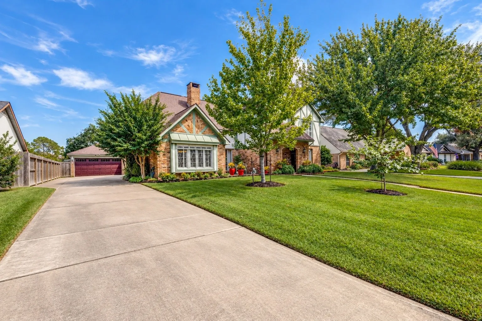 Single Family Residence For Sale in Fort Bend County , 807 Longview Drive, Sugar Land, Texas 77478, 5 Bedroom, 3 Bathroom, 2 Garage spaces, 3,380 Sqft, built in 1972, mls#21397210, Real Estate Agent in Sugar Land, Homes For Sale in Fort Bend county, Homes For Sale in Sugar Land, Realtor in Sugar Land Texas, Real Estate Brokerage Independent Realty Texas, Luminita Cordes Realtor