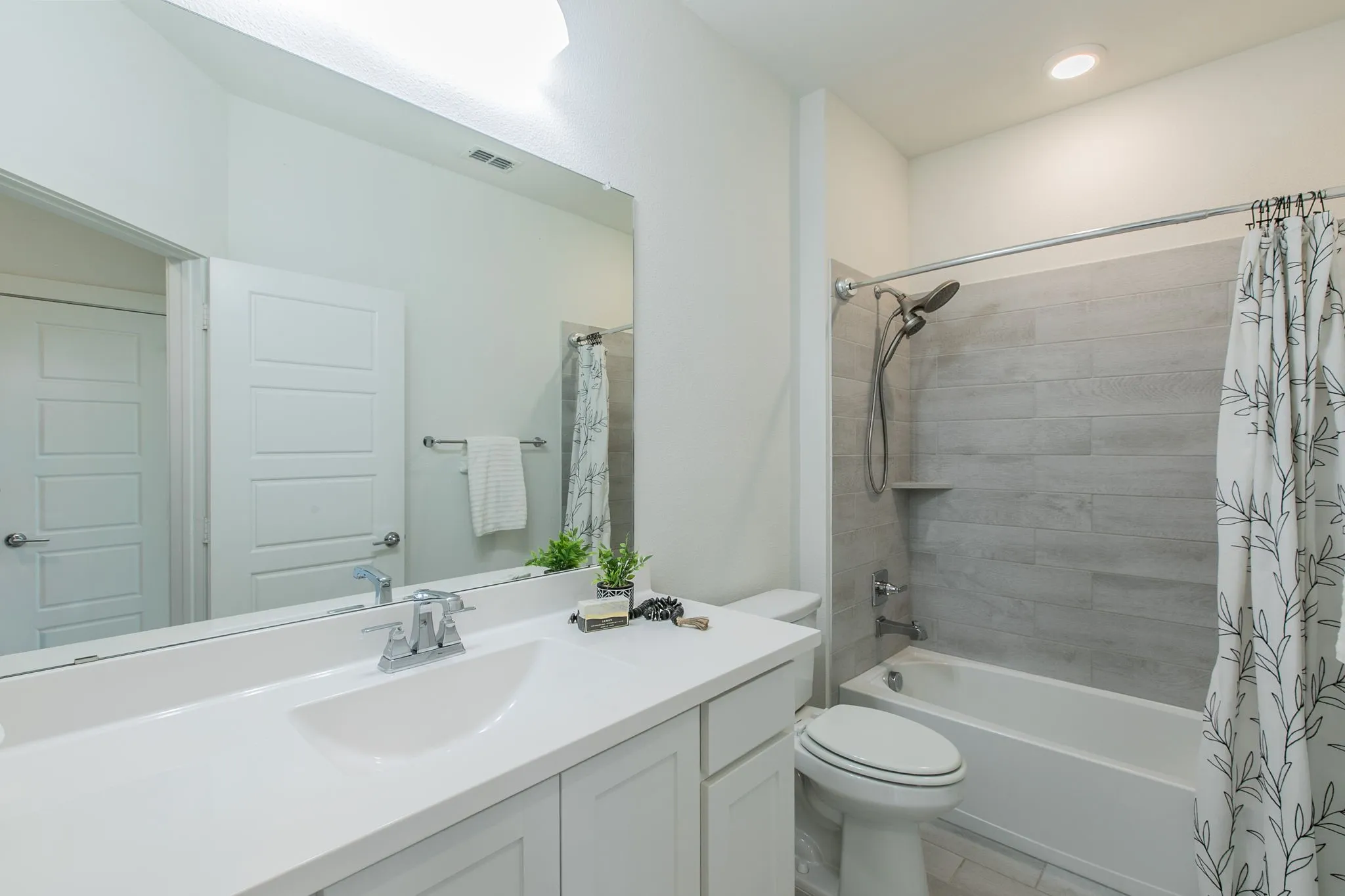 Single Family Residence For Sale in Denton County , 2890 Bluegill Lane, Prosper, Texas 75078, 4 Bedroom, 4 Bathroom, 2 Garage spaces, 3,448 Sqft, built in 2020, mls#21397190, Real Estate Agent in Prosper, Homes For Sale in Denton county, Homes For Sale in Prosper, Realtor in Prosper Texas, Real Estate Brokerage Independent Realty Texas, Luminita Cordes Realtor
