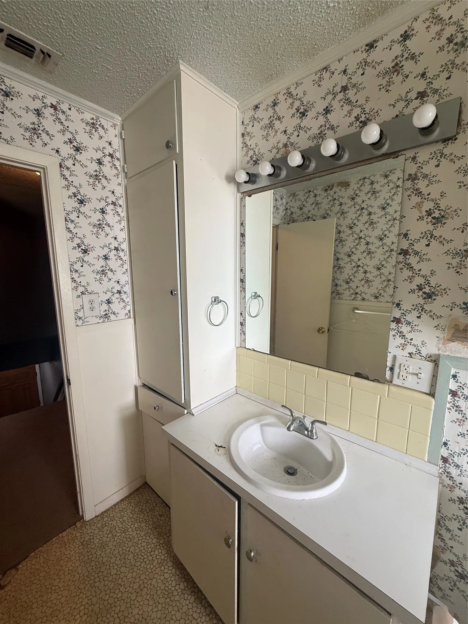 Condominium For Sale in Taylor County , 4511 N 2nd Street, Abilene, Texas 79603, 2 Bedroom, 2 Bathroom, 1 Garage spaces, 1,760 Sqft, built in 1964, mls#21396991, Real Estate Agent in Abilene, Homes For Sale in Taylor county, Homes For Sale in Abilene, Realtor in Abilene Texas, Real Estate Brokerage Independent Realty Texas, Luminita Cordes Realtor
