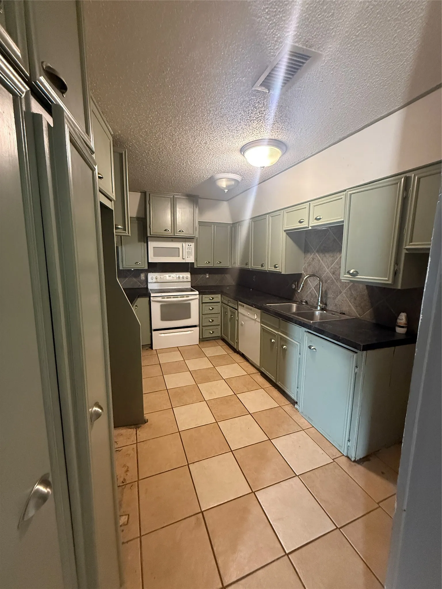 Condominium For Sale in Taylor County , 4511 N 2nd Street, Abilene, Texas 79603, 2 Bedroom, 2 Bathroom, 1 Garage spaces, 1,760 Sqft, built in 1964, mls#21396991, Real Estate Agent in Abilene, Homes For Sale in Taylor county, Homes For Sale in Abilene, Realtor in Abilene Texas, Real Estate Brokerage Independent Realty Texas, Luminita Cordes Realtor