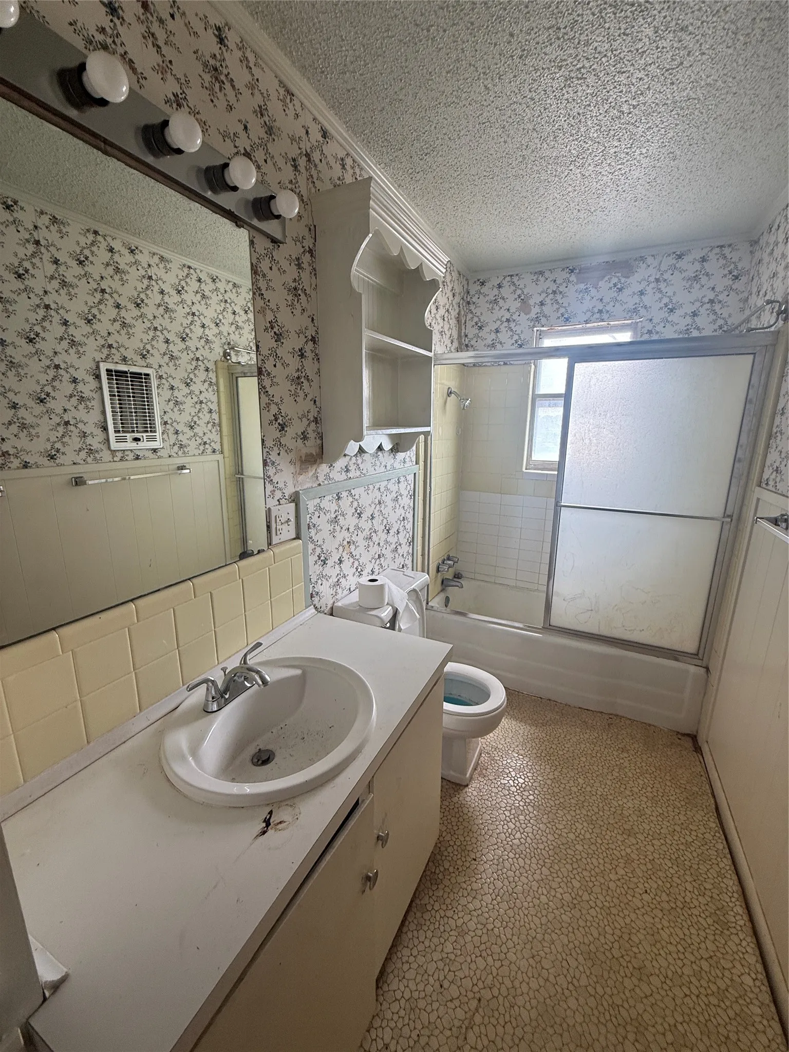Second upstairs Bedroom with large window