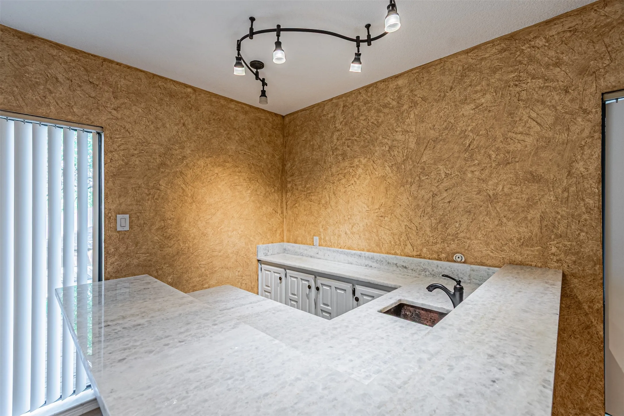 Single Family Residence For Sale in Tarrant County , 8801 Sylvan Court, Fort Worth, Texas 76120, 4 Bedroom, 4 Bathroom, 2 Garage spaces, 2,338 Sqft, built in 1999, mls#21397201, Real Estate Agent in Fort Worth, Homes For Sale in Tarrant county, Homes For Sale in Fort Worth, Realtor in Fort Worth Texas, Real Estate Brokerage Independent Realty Texas, Luminita Cordes Realtor