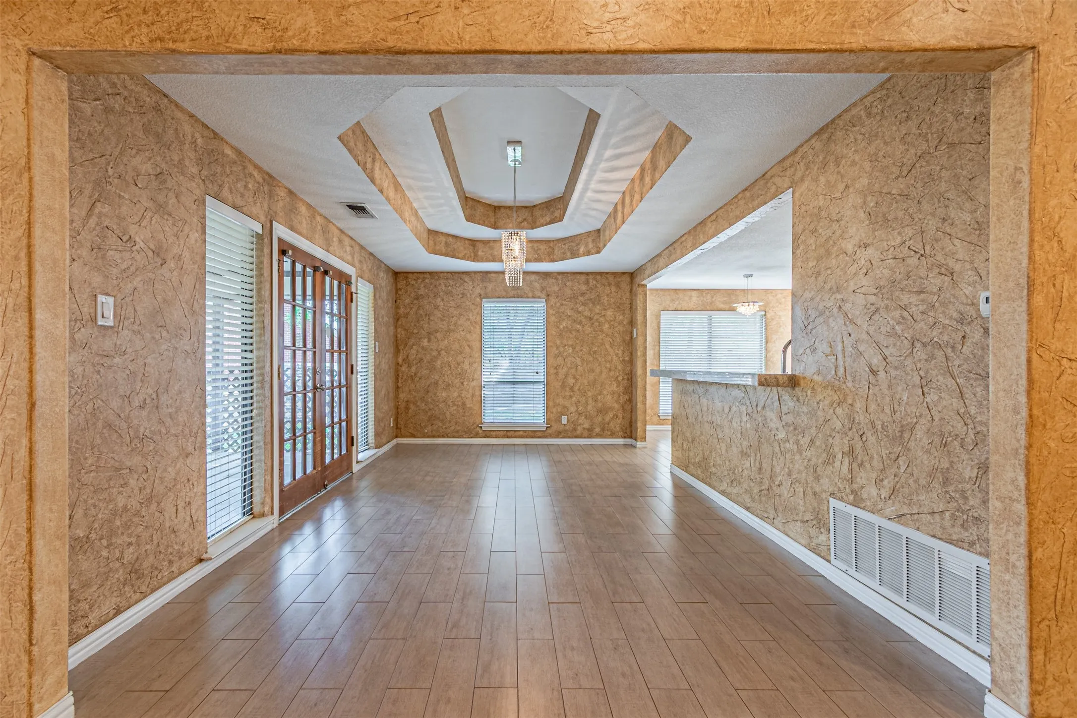 Single Family Residence For Sale in Tarrant County , 8801 Sylvan Court, Fort Worth, Texas 76120, 4 Bedroom, 4 Bathroom, 2 Garage spaces, 2,338 Sqft, built in 1999, mls#21397201, Real Estate Agent in Fort Worth, Homes For Sale in Tarrant county, Homes For Sale in Fort Worth, Realtor in Fort Worth Texas, Real Estate Brokerage Independent Realty Texas, Luminita Cordes Realtor