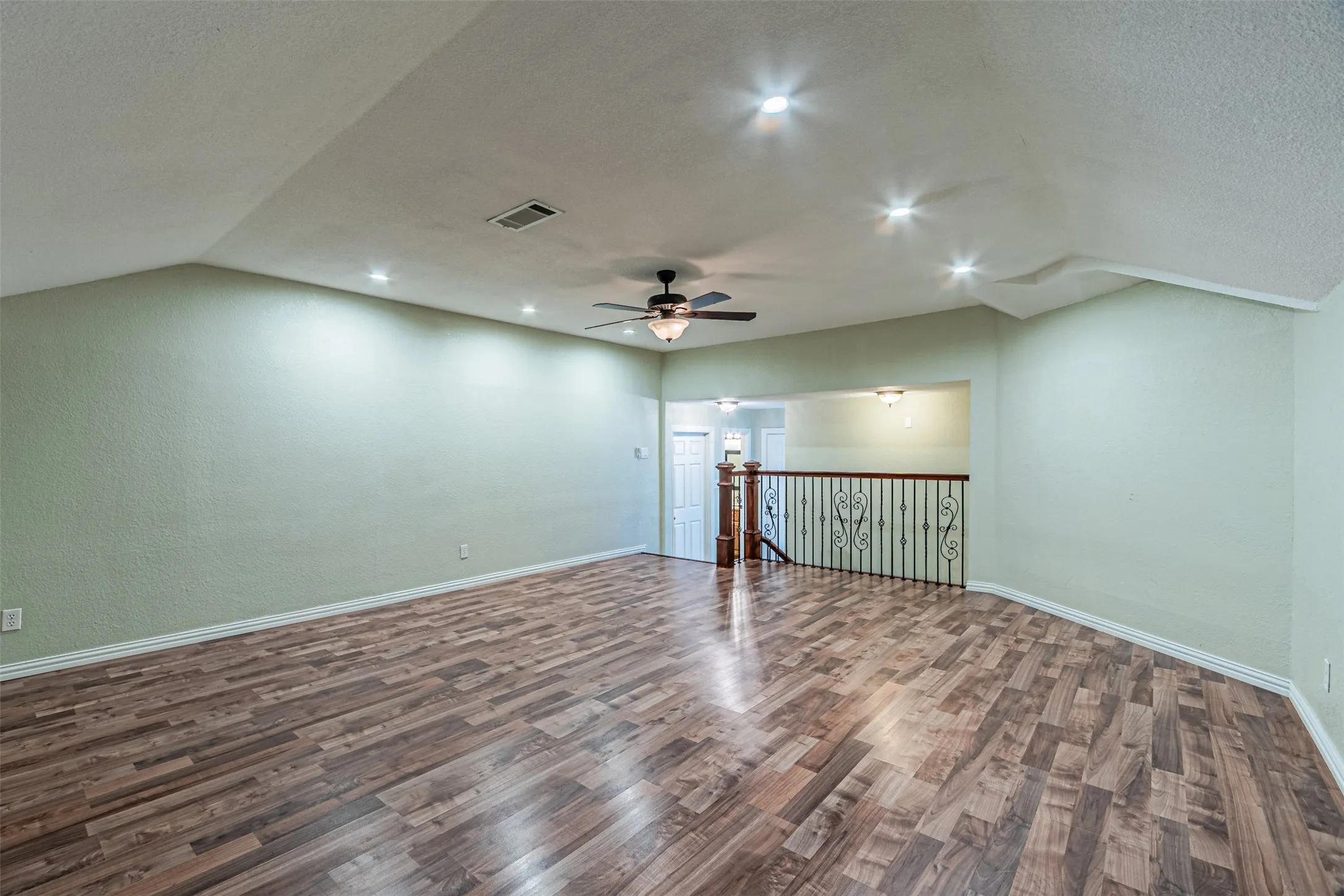 Single Family Residence For Sale in Tarrant County , 8801 Sylvan Court, Fort Worth, Texas 76120, 4 Bedroom, 4 Bathroom, 2 Garage spaces, 2,338 Sqft, built in 1999, mls#21397201, Real Estate Agent in Fort Worth, Homes For Sale in Tarrant county, Homes For Sale in Fort Worth, Realtor in Fort Worth Texas, Real Estate Brokerage Independent Realty Texas, Luminita Cordes Realtor
