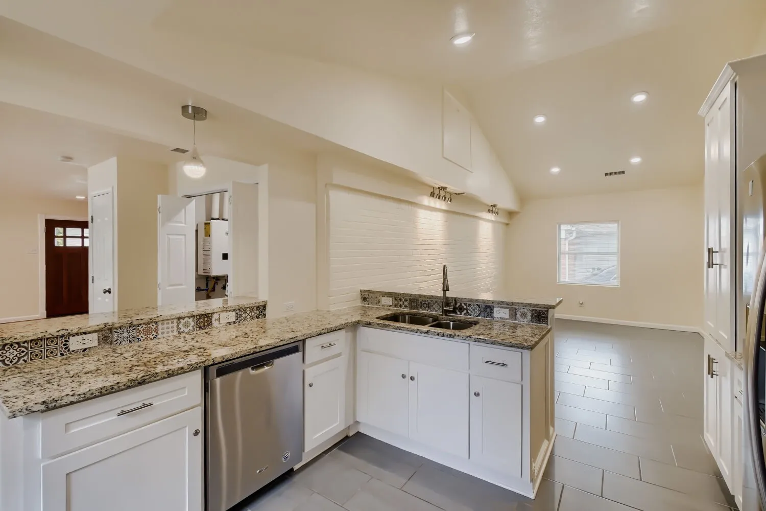 Single Family Residence For Rent in Dallas County , 6915 E Grand Avenue, Dallas, Texas 75223, 3 Bedroom, 3 Bathroom, 1 Garage spaces, 1,885 Sqft, built in 1947, mls#21397222, Real Estate Agent in Dallas, Homes For Rent in Dallas county, Homes For Rent in Dallas, Realtor in Dallas Texas, Real Estate Brokerage Independent Realty Texas, Luminita Cordes Realtor