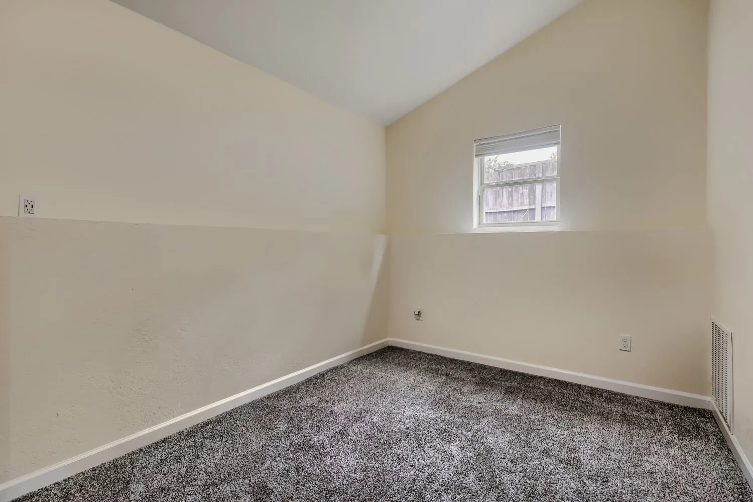 Single Family Residence For Rent in Dallas County , 6915 E Grand Avenue, Dallas, Texas 75223, 3 Bedroom, 3 Bathroom, 1 Garage spaces, 1,885 Sqft, built in 1947, mls#21397222, Real Estate Agent in Dallas, Homes For Rent in Dallas county, Homes For Rent in Dallas, Realtor in Dallas Texas, Real Estate Brokerage Independent Realty Texas, Luminita Cordes Realtor