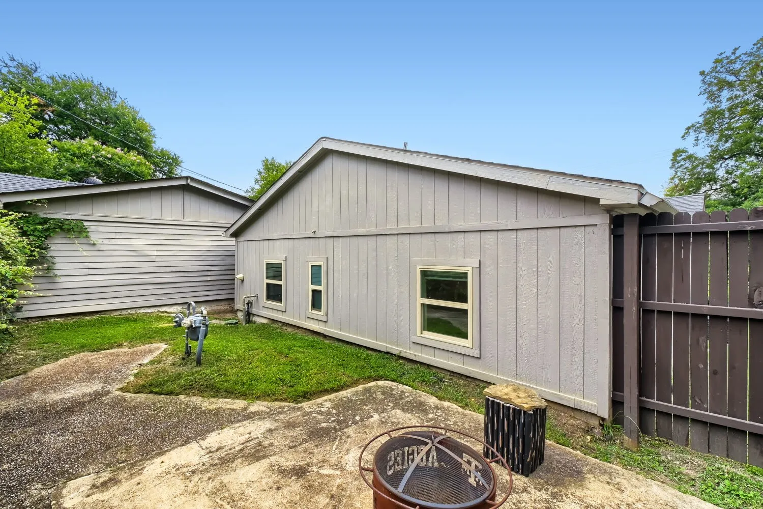 Single Family Residence For Rent in Dallas County , 6915 E Grand Avenue, Dallas, Texas 75223, 3 Bedroom, 3 Bathroom, 1 Garage spaces, 1,885 Sqft, built in 1947, mls#21397222, Real Estate Agent in Dallas, Homes For Rent in Dallas county, Homes For Rent in Dallas, Realtor in Dallas Texas, Real Estate Brokerage Independent Realty Texas, Luminita Cordes Realtor