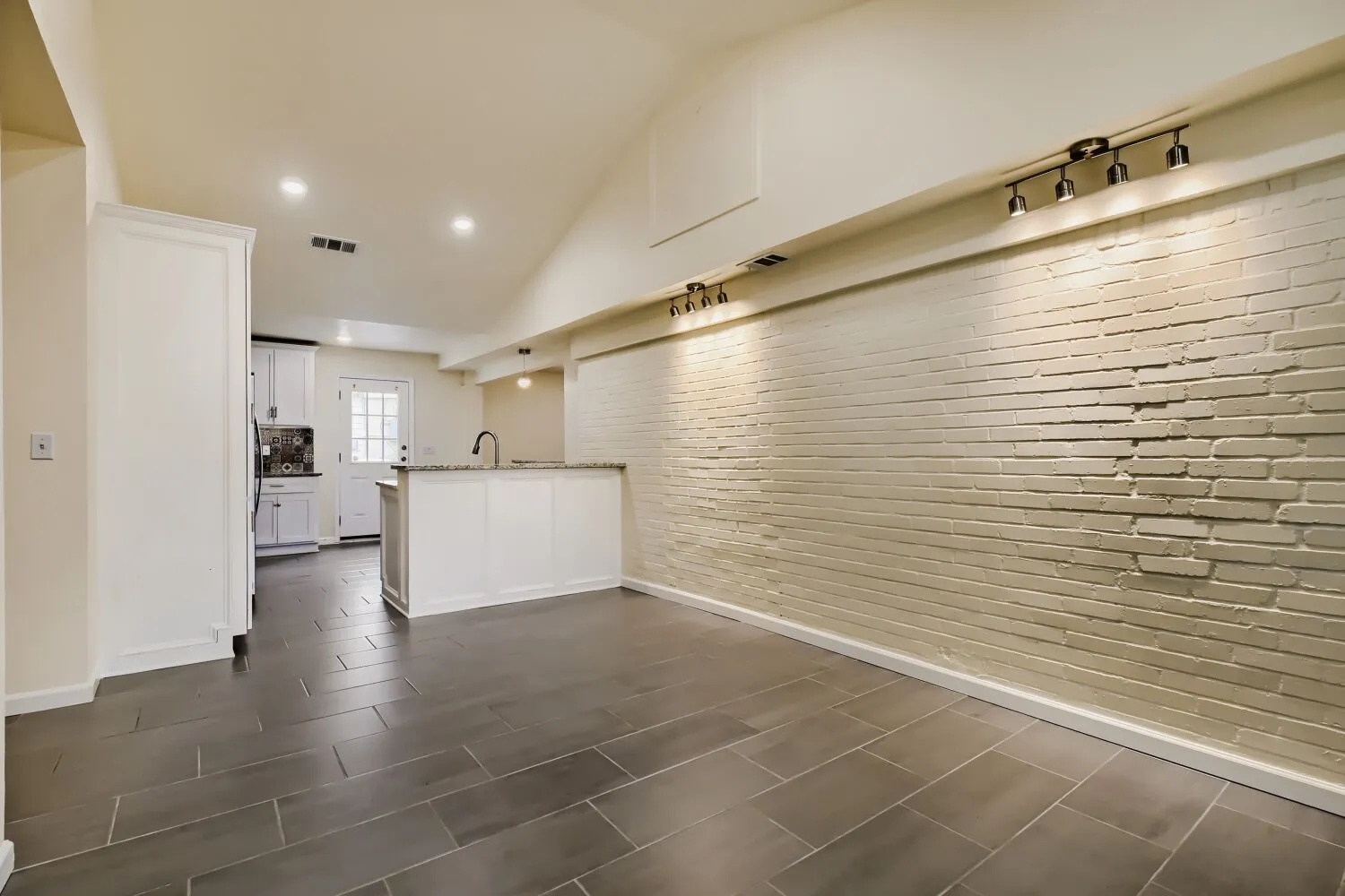Single Family Residence For Rent in Dallas County , 6915 E Grand Avenue, Dallas, Texas 75223, 3 Bedroom, 3 Bathroom, 1 Garage spaces, 1,885 Sqft, built in 1947, mls#21397222, Real Estate Agent in Dallas, Homes For Rent in Dallas county, Homes For Rent in Dallas, Realtor in Dallas Texas, Real Estate Brokerage Independent Realty Texas, Luminita Cordes Realtor