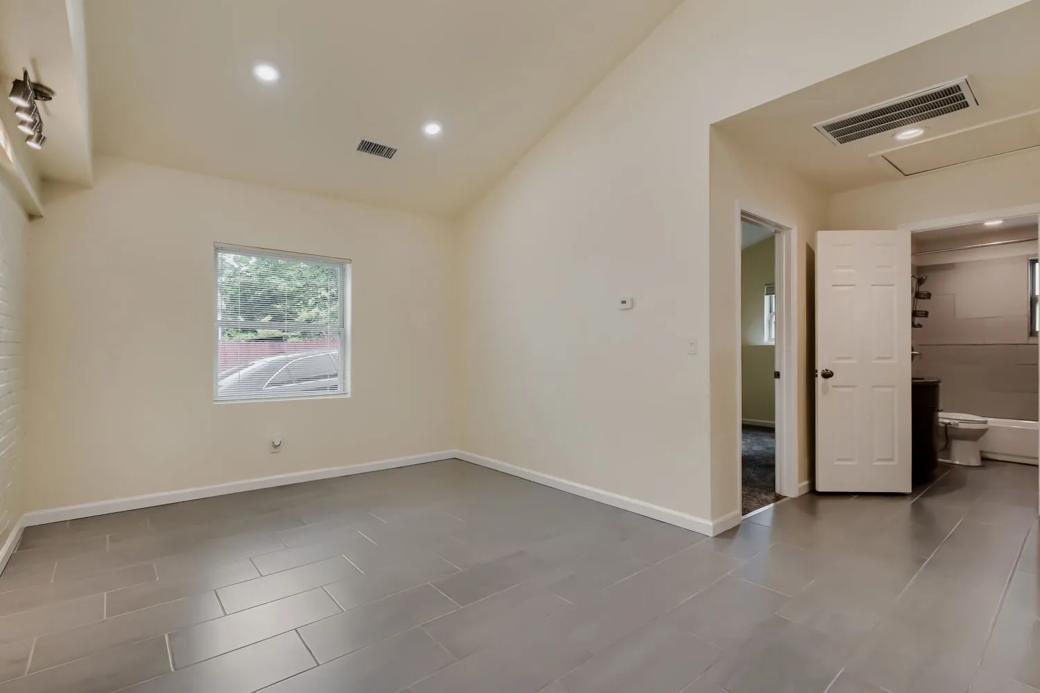 Single Family Residence For Rent in Dallas County , 6915 E Grand Avenue, Dallas, Texas 75223, 3 Bedroom, 3 Bathroom, 1 Garage spaces, 1,885 Sqft, built in 1947, mls#21397222, Real Estate Agent in Dallas, Homes For Rent in Dallas county, Homes For Rent in Dallas, Realtor in Dallas Texas, Real Estate Brokerage Independent Realty Texas, Luminita Cordes Realtor