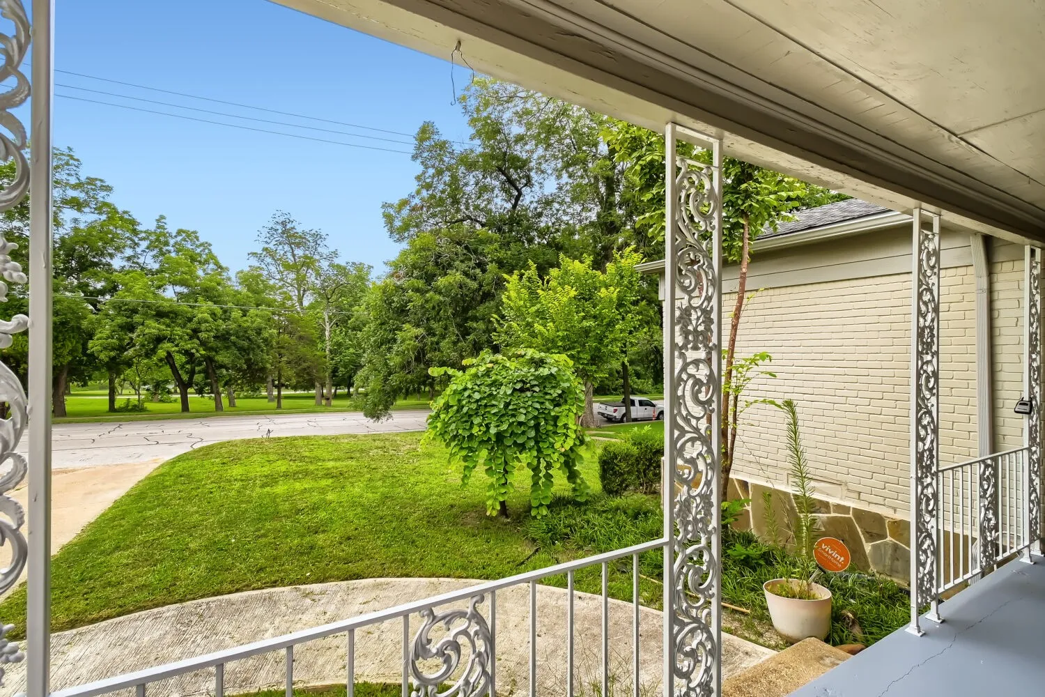 Single Family Residence For Rent in Dallas County , 6915 E Grand Avenue, Dallas, Texas 75223, 3 Bedroom, 3 Bathroom, 1 Garage spaces, 1,885 Sqft, built in 1947, mls#21397222, Real Estate Agent in Dallas, Homes For Rent in Dallas county, Homes For Rent in Dallas, Realtor in Dallas Texas, Real Estate Brokerage Independent Realty Texas, Luminita Cordes Realtor