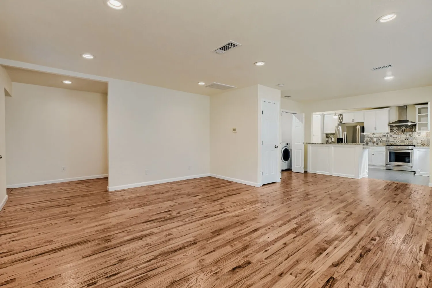 Single Family Residence For Rent in Dallas County , 6915 E Grand Avenue, Dallas, Texas 75223, 3 Bedroom, 3 Bathroom, 1 Garage spaces, 1,885 Sqft, built in 1947, mls#21397222, Real Estate Agent in Dallas, Homes For Rent in Dallas county, Homes For Rent in Dallas, Realtor in Dallas Texas, Real Estate Brokerage Independent Realty Texas, Luminita Cordes Realtor