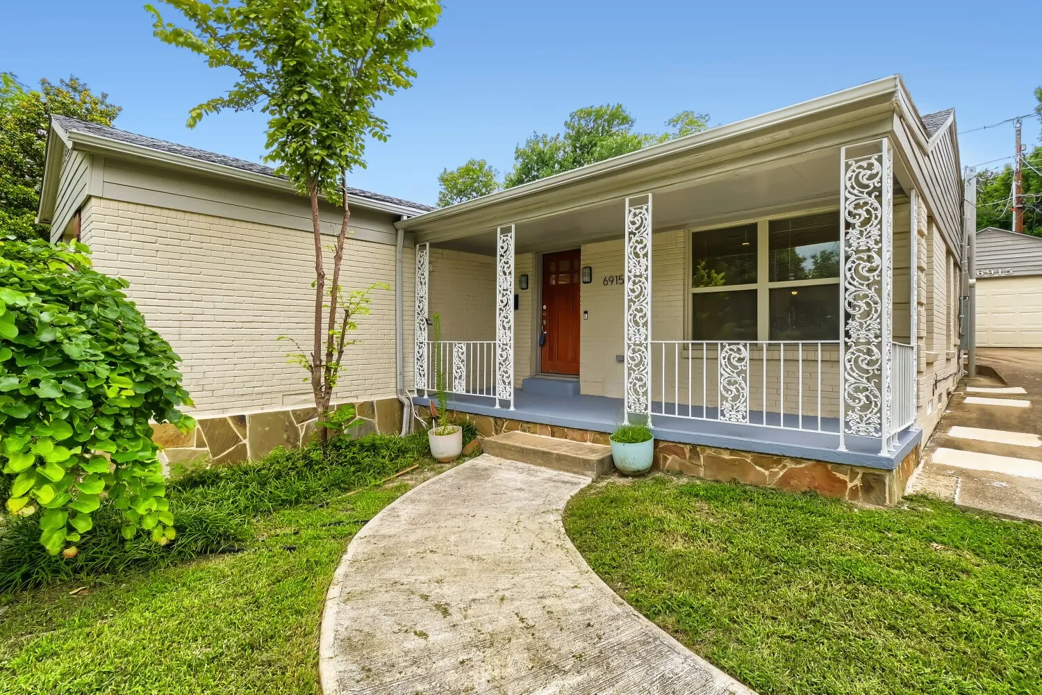 Single Family Residence For Rent in Dallas County , 6915 E Grand Avenue, Dallas, Texas 75223, 3 Bedroom, 3 Bathroom, 1 Garage spaces, 1,885 Sqft, built in 1947, mls#21397222, Real Estate Agent in Dallas, Homes For Rent in Dallas county, Homes For Rent in Dallas, Realtor in Dallas Texas, Real Estate Brokerage Independent Realty Texas, Luminita Cordes Realtor