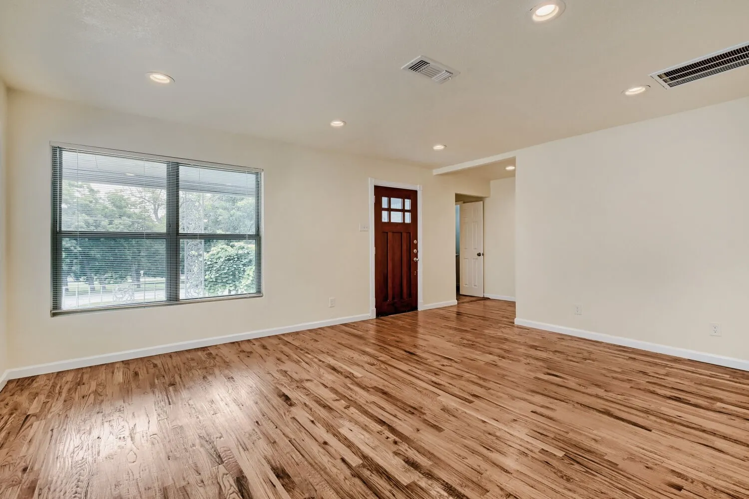 Single Family Residence For Rent in Dallas County , 6915 E Grand Avenue, Dallas, Texas 75223, 3 Bedroom, 3 Bathroom, 1 Garage spaces, 1,885 Sqft, built in 1947, mls#21397222, Real Estate Agent in Dallas, Homes For Rent in Dallas county, Homes For Rent in Dallas, Realtor in Dallas Texas, Real Estate Brokerage Independent Realty Texas, Luminita Cordes Realtor