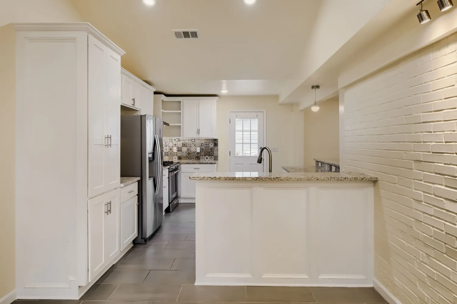 Single Family Residence For Rent in Dallas County , 6915 E Grand Avenue, Dallas, Texas 75223, 3 Bedroom, 3 Bathroom, 1 Garage spaces, 1,885 Sqft, built in 1947, mls#21397222, Real Estate Agent in Dallas, Homes For Rent in Dallas county, Homes For Rent in Dallas, Realtor in Dallas Texas, Real Estate Brokerage Independent Realty Texas, Luminita Cordes Realtor