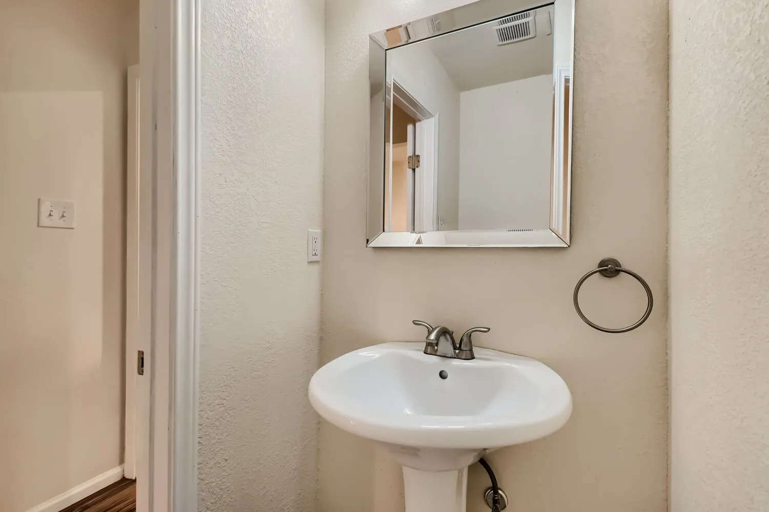 Single Family Residence For Rent in Dallas County , 6915 E Grand Avenue, Dallas, Texas 75223, 3 Bedroom, 3 Bathroom, 1 Garage spaces, 1,885 Sqft, built in 1947, mls#21397222, Real Estate Agent in Dallas, Homes For Rent in Dallas county, Homes For Rent in Dallas, Realtor in Dallas Texas, Real Estate Brokerage Independent Realty Texas, Luminita Cordes Realtor