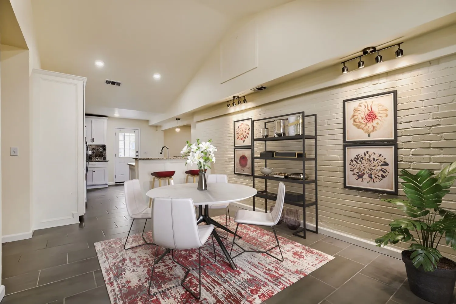 Single Family Residence For Rent in Dallas County , 6915 E Grand Avenue, Dallas, Texas 75223, 3 Bedroom, 3 Bathroom, 1 Garage spaces, 1,885 Sqft, built in 1947, mls#21397222, Real Estate Agent in Dallas, Homes For Rent in Dallas county, Homes For Rent in Dallas, Realtor in Dallas Texas, Real Estate Brokerage Independent Realty Texas, Luminita Cordes Realtor