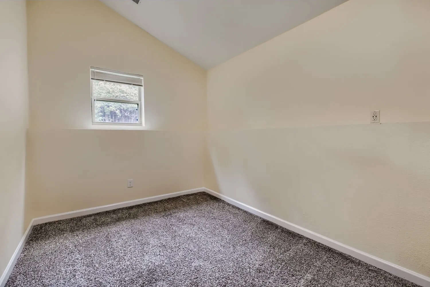 Single Family Residence For Rent in Dallas County , 6915 E Grand Avenue, Dallas, Texas 75223, 3 Bedroom, 3 Bathroom, 1 Garage spaces, 1,885 Sqft, built in 1947, mls#21397222, Real Estate Agent in Dallas, Homes For Rent in Dallas county, Homes For Rent in Dallas, Realtor in Dallas Texas, Real Estate Brokerage Independent Realty Texas, Luminita Cordes Realtor