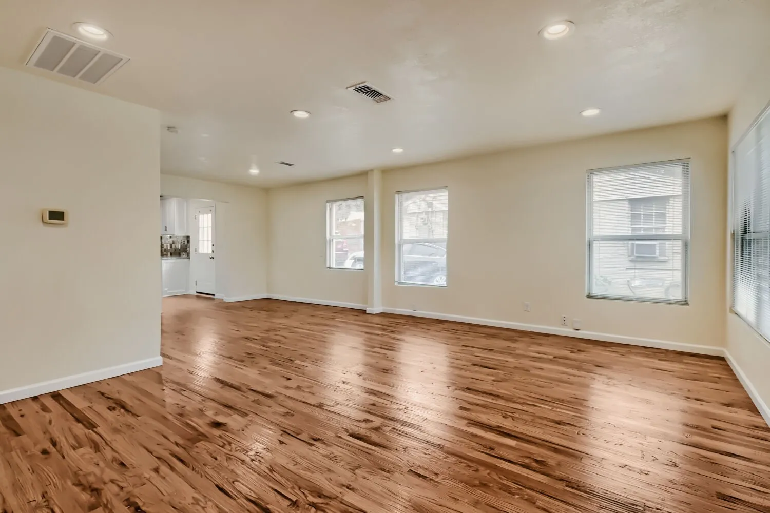 Single Family Residence For Rent in Dallas County , 6915 E Grand Avenue, Dallas, Texas 75223, 3 Bedroom, 3 Bathroom, 1 Garage spaces, 1,885 Sqft, built in 1947, mls#21397222, Real Estate Agent in Dallas, Homes For Rent in Dallas county, Homes For Rent in Dallas, Realtor in Dallas Texas, Real Estate Brokerage Independent Realty Texas, Luminita Cordes Realtor