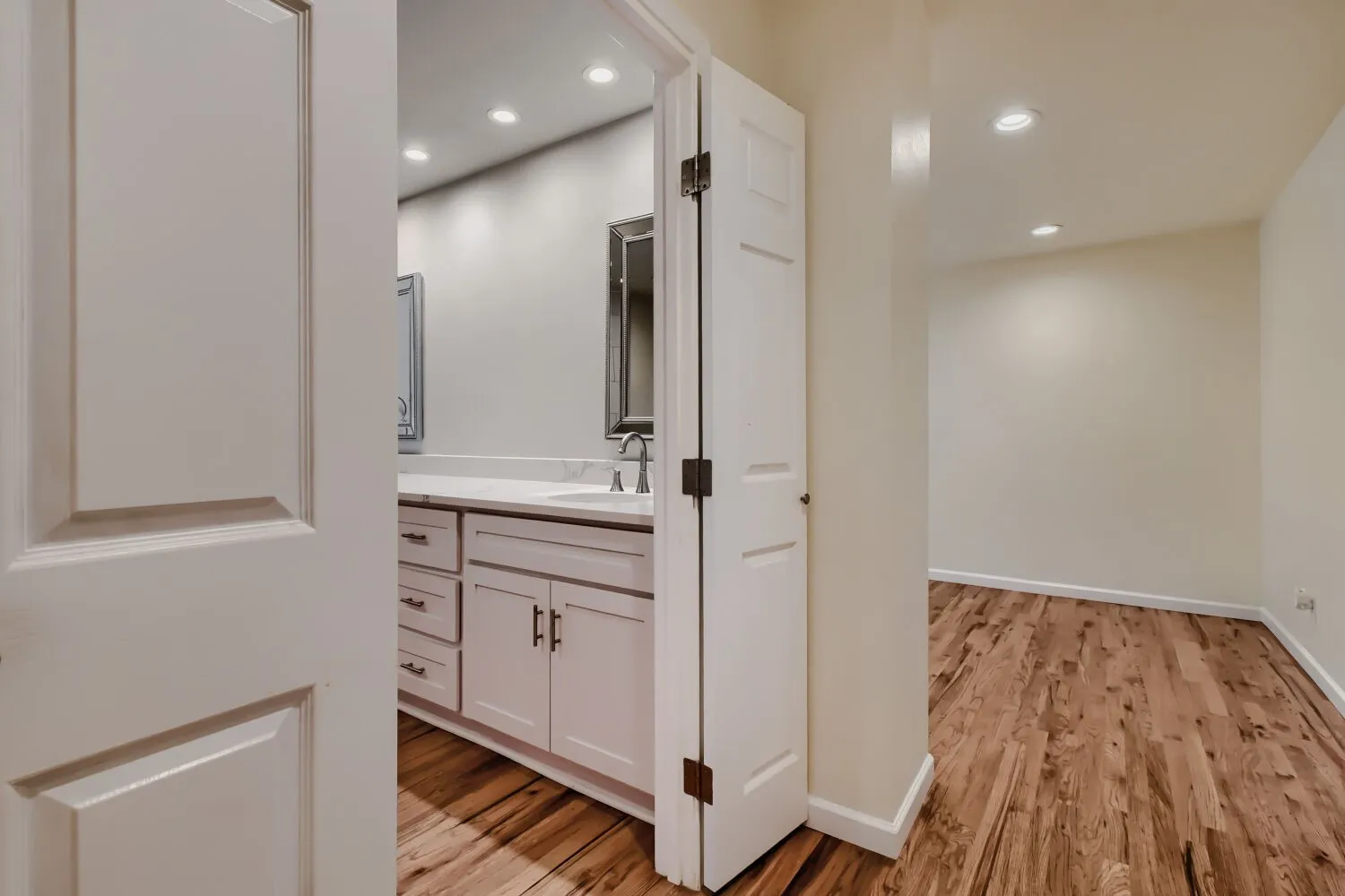 Single Family Residence For Rent in Dallas County , 6915 E Grand Avenue, Dallas, Texas 75223, 3 Bedroom, 3 Bathroom, 1 Garage spaces, 1,885 Sqft, built in 1947, mls#21397222, Real Estate Agent in Dallas, Homes For Rent in Dallas county, Homes For Rent in Dallas, Realtor in Dallas Texas, Real Estate Brokerage Independent Realty Texas, Luminita Cordes Realtor