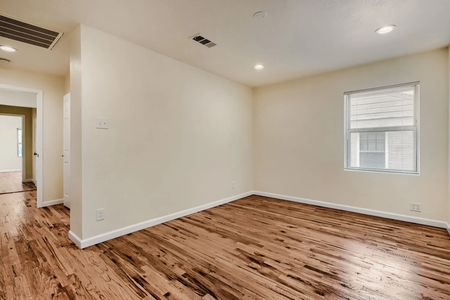 Single Family Residence For Rent in Dallas County , 6915 E Grand Avenue, Dallas, Texas 75223, 3 Bedroom, 3 Bathroom, 1 Garage spaces, 1,885 Sqft, built in 1947, mls#21397222, Real Estate Agent in Dallas, Homes For Rent in Dallas county, Homes For Rent in Dallas, Realtor in Dallas Texas, Real Estate Brokerage Independent Realty Texas, Luminita Cordes Realtor