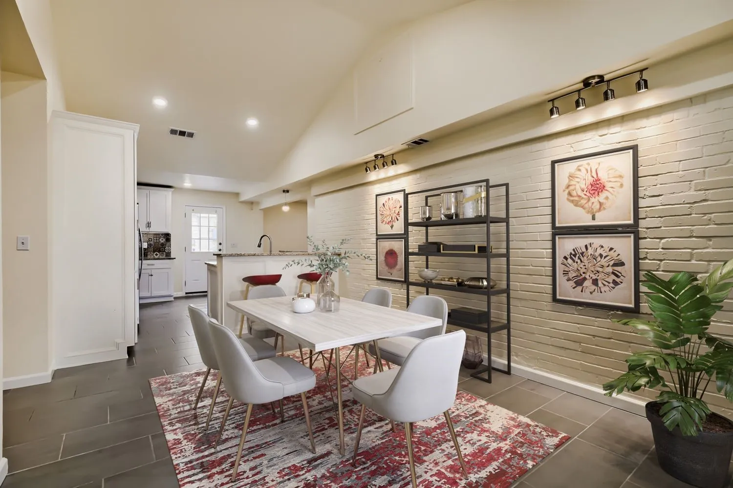 Single Family Residence For Rent in Dallas County , 6915 E Grand Avenue, Dallas, Texas 75223, 3 Bedroom, 3 Bathroom, 1 Garage spaces, 1,885 Sqft, built in 1947, mls#21397222, Real Estate Agent in Dallas, Homes For Rent in Dallas county, Homes For Rent in Dallas, Realtor in Dallas Texas, Real Estate Brokerage Independent Realty Texas, Luminita Cordes Realtor