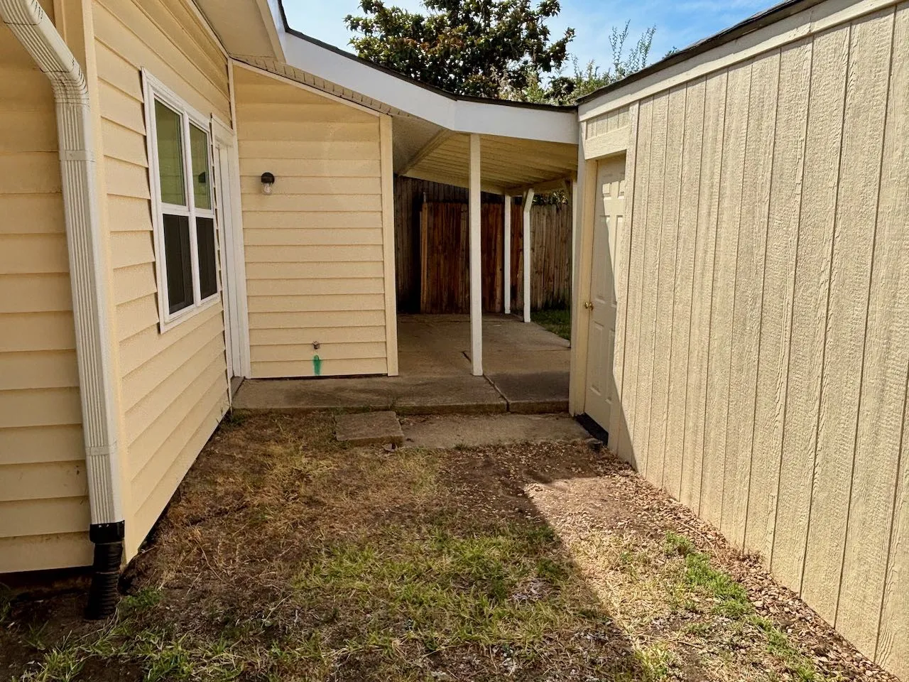 Duplex For Rent in Denton County , 534 Prairie Dell Street, Lewisville, Texas 75067, 2 Bedroom, 1 Bathroom, Garage spaces, 1,127 Sqft, built in 1983, mls#21397010, Real Estate Agent in Lewisville, Homes For Rent in Denton county, Homes For Rent in Lewisville, Realtor in Lewisville Texas, Real Estate Brokerage Independent Realty Texas, Luminita Cordes Realtor