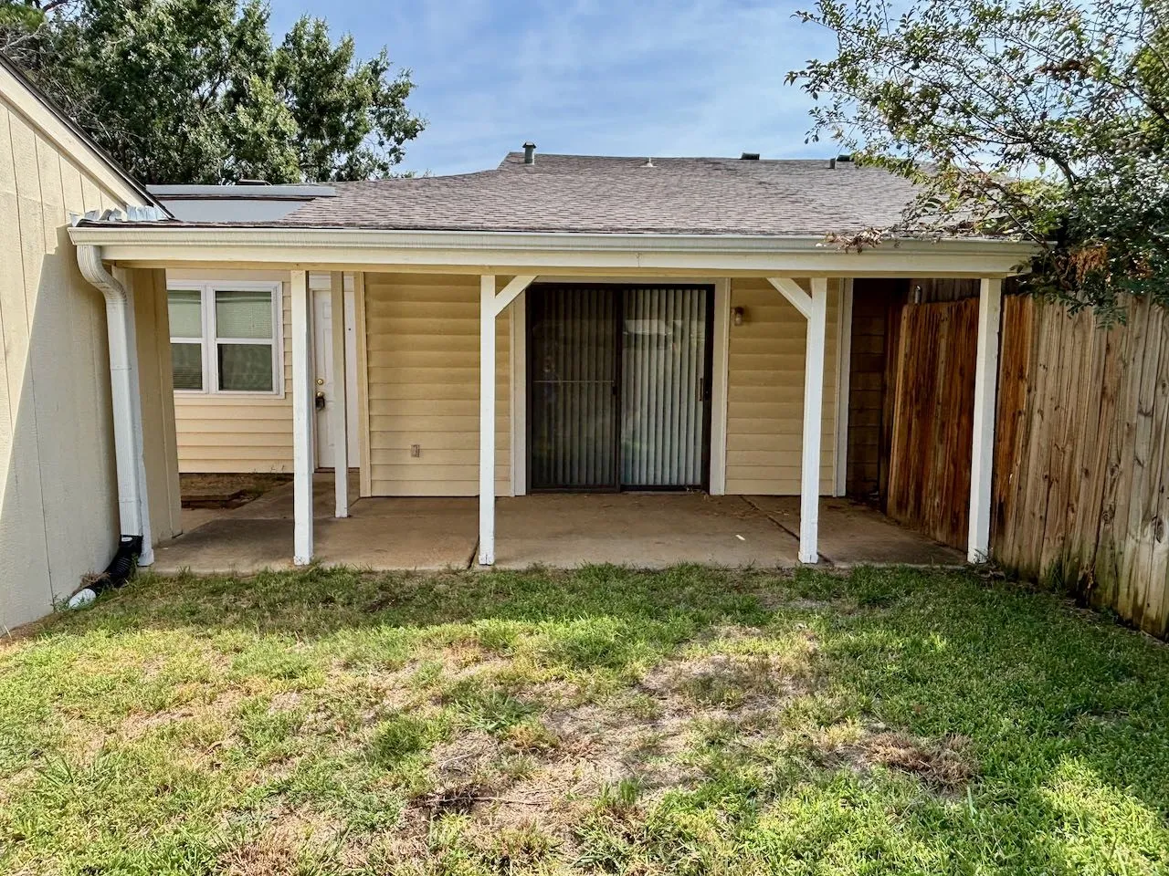 Duplex For Rent in Denton County , 534 Prairie Dell Street, Lewisville, Texas 75067, 2 Bedroom, 1 Bathroom, Garage spaces, 1,127 Sqft, built in 1983, mls#21397010, Real Estate Agent in Lewisville, Homes For Rent in Denton county, Homes For Rent in Lewisville, Realtor in Lewisville Texas, Real Estate Brokerage Independent Realty Texas, Luminita Cordes Realtor