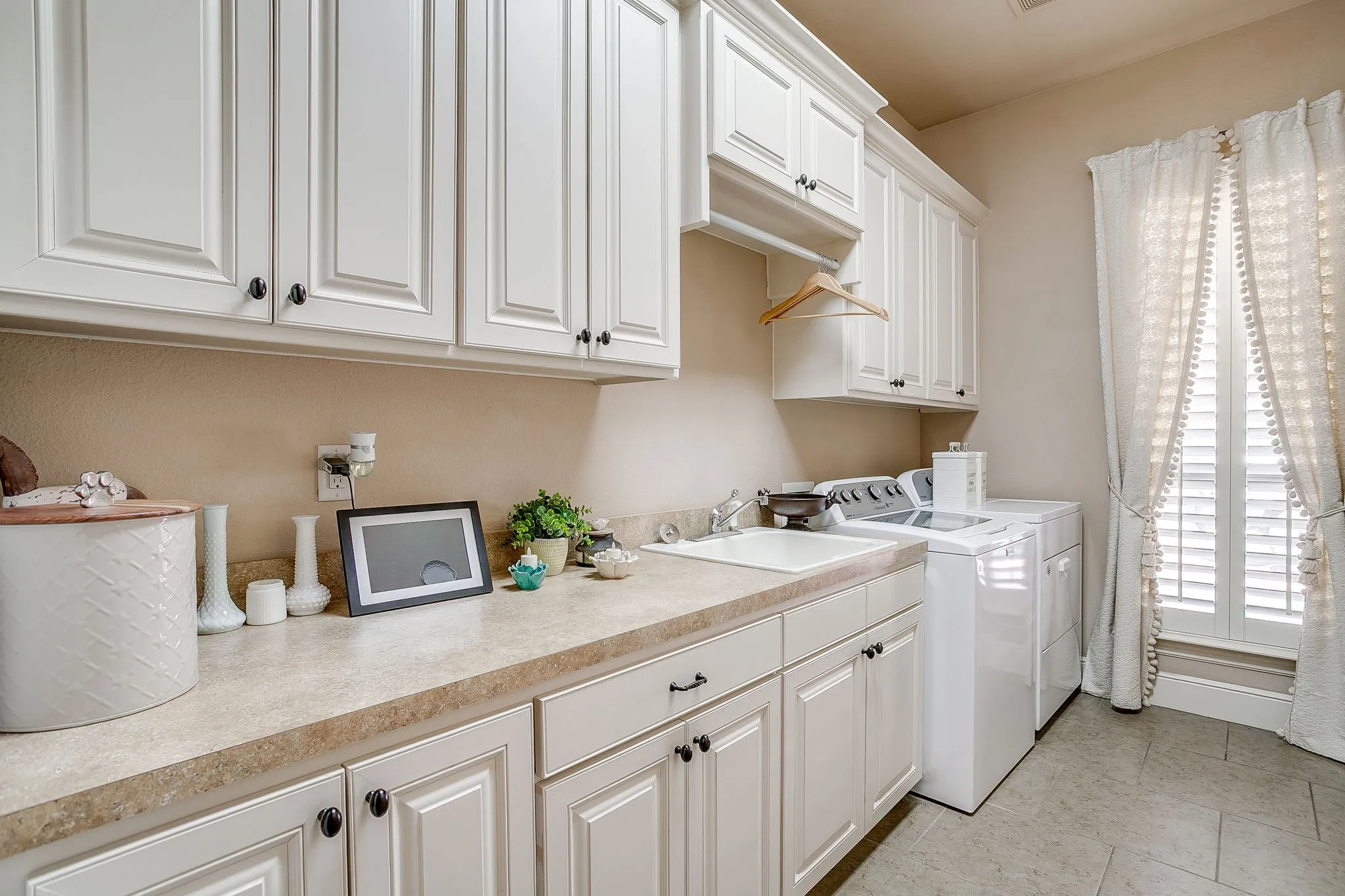 Single Family Residence For Sale in Tarrant County , 6251 Paper Shell Way, Fort Worth, Texas 76179, 5 Bedroom, 4 Bathroom, 3 Garage spaces, 4,357 Sqft, built in 2007, mls#21395305, Real Estate Agent in Fort Worth, Homes For Sale in Tarrant county, Homes For Sale in Fort Worth, Realtor in Fort Worth Texas, Real Estate Brokerage Independent Realty Texas, Luminita Cordes Realtor
