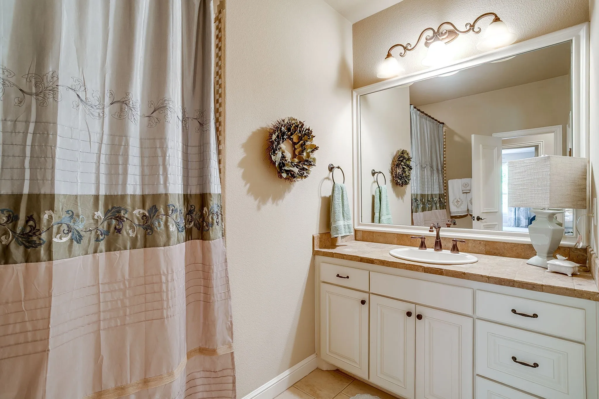 Single Family Residence For Sale in Tarrant County , 6251 Paper Shell Way, Fort Worth, Texas 76179, 5 Bedroom, 4 Bathroom, 3 Garage spaces, 4,357 Sqft, built in 2007, mls#21395305, Real Estate Agent in Fort Worth, Homes For Sale in Tarrant county, Homes For Sale in Fort Worth, Realtor in Fort Worth Texas, Real Estate Brokerage Independent Realty Texas, Luminita Cordes Realtor
