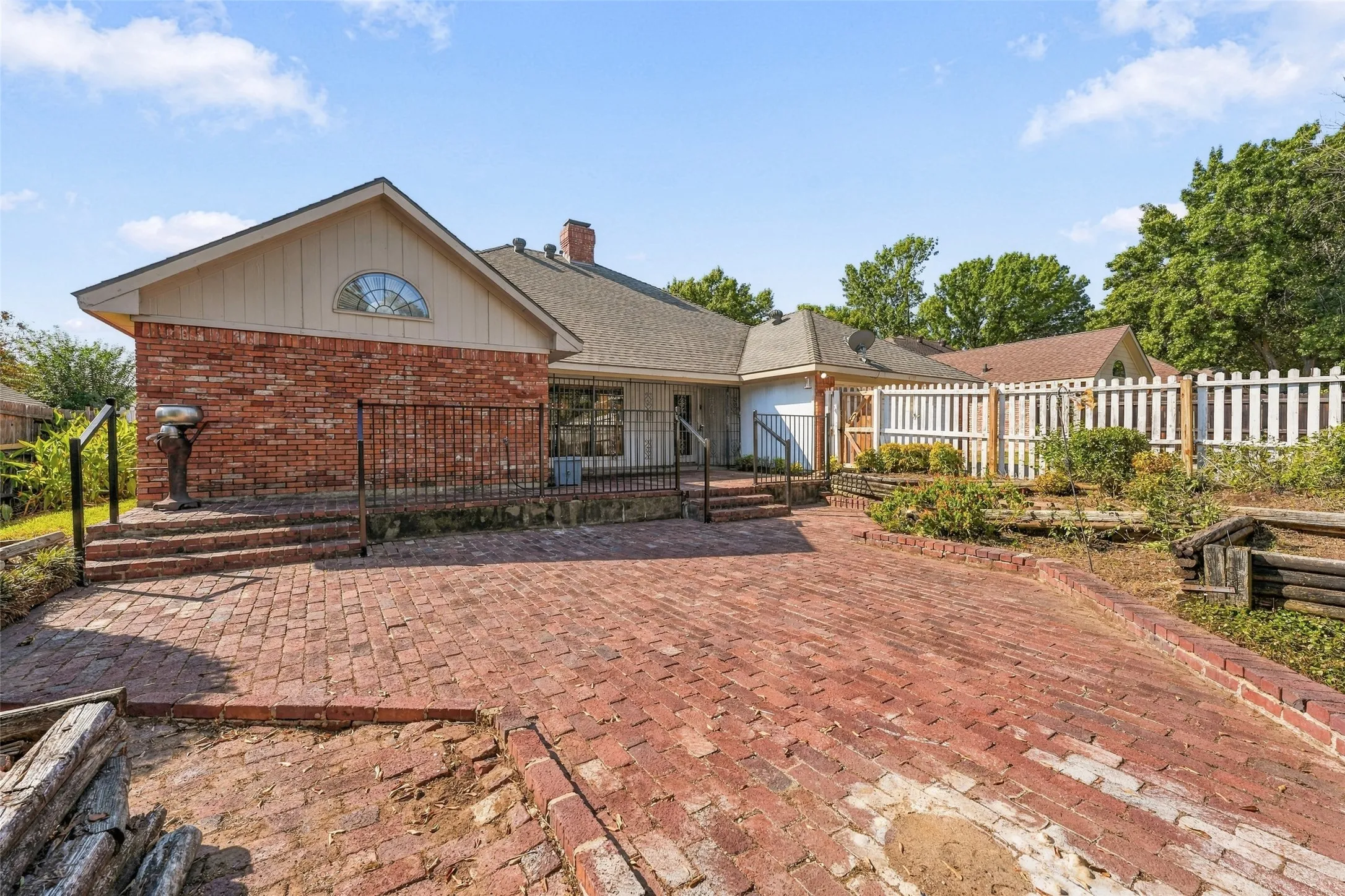 Single Family Residence For Sale in Dallas County , 1525 Nettleton Drive, De Soto, Texas 75115, 3 Bedroom, 3 Bathroom, 2 Garage spaces, 2,336 Sqft, built in 1987, mls#21396947, Real Estate Agent in De Soto, Homes For Sale in Dallas county, Homes For Sale in De Soto, Realtor in De Soto Texas, Real Estate Brokerage Independent Realty Texas, Luminita Cordes Realtor