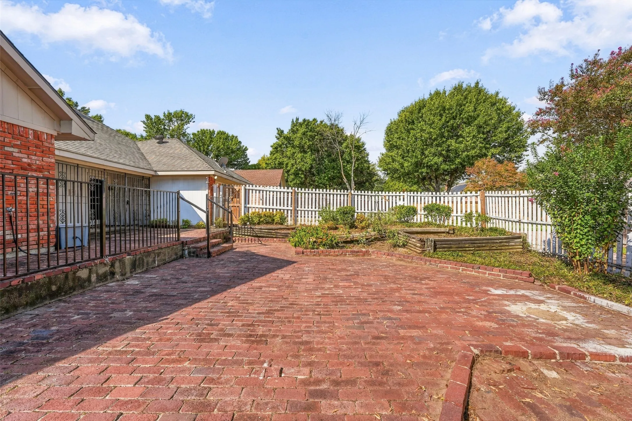 Single Family Residence For Sale in Dallas County , 1525 Nettleton Drive, De Soto, Texas 75115, 3 Bedroom, 3 Bathroom, 2 Garage spaces, 2,336 Sqft, built in 1987, mls#21396947, Real Estate Agent in De Soto, Homes For Sale in Dallas county, Homes For Sale in De Soto, Realtor in De Soto Texas, Real Estate Brokerage Independent Realty Texas, Luminita Cordes Realtor
