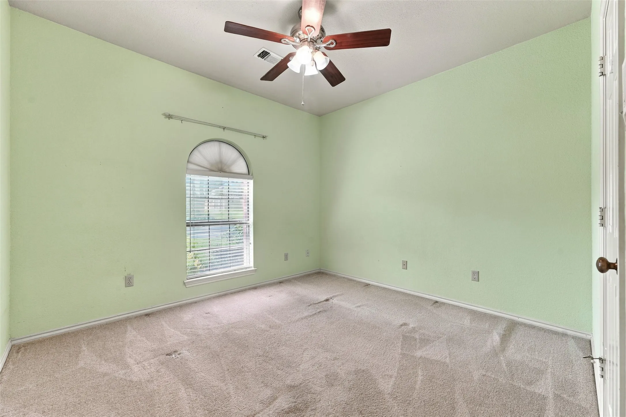 Single Family Residence For Sale in Dallas County , 1525 Nettleton Drive, De Soto, Texas 75115, 3 Bedroom, 3 Bathroom, 2 Garage spaces, 2,336 Sqft, built in 1987, mls#21396947, Real Estate Agent in De Soto, Homes For Sale in Dallas county, Homes For Sale in De Soto, Realtor in De Soto Texas, Real Estate Brokerage Independent Realty Texas, Luminita Cordes Realtor