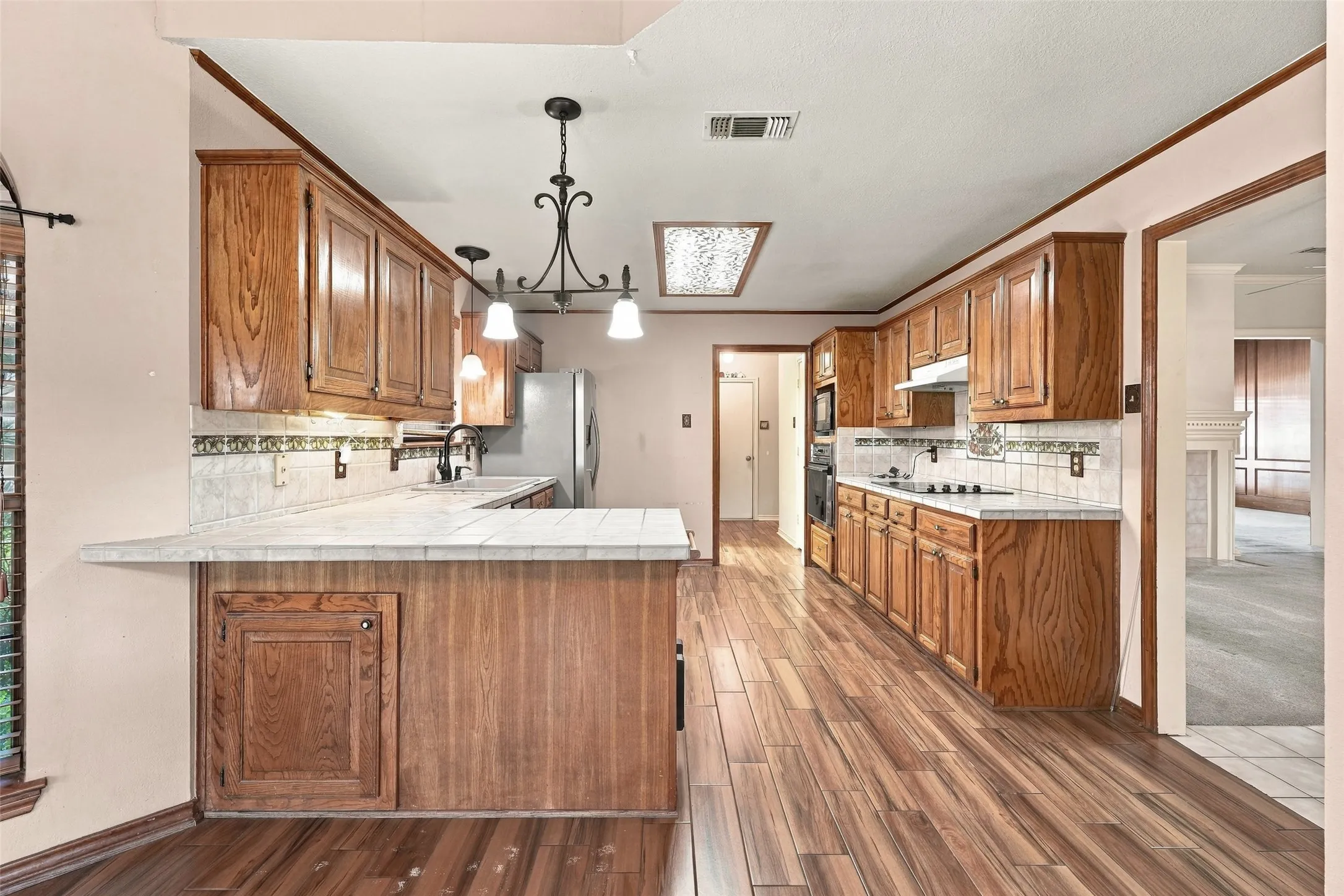 Single Family Residence For Sale in Dallas County , 1525 Nettleton Drive, De Soto, Texas 75115, 3 Bedroom, 3 Bathroom, 2 Garage spaces, 2,336 Sqft, built in 1987, mls#21396947, Real Estate Agent in De Soto, Homes For Sale in Dallas county, Homes For Sale in De Soto, Realtor in De Soto Texas, Real Estate Brokerage Independent Realty Texas, Luminita Cordes Realtor