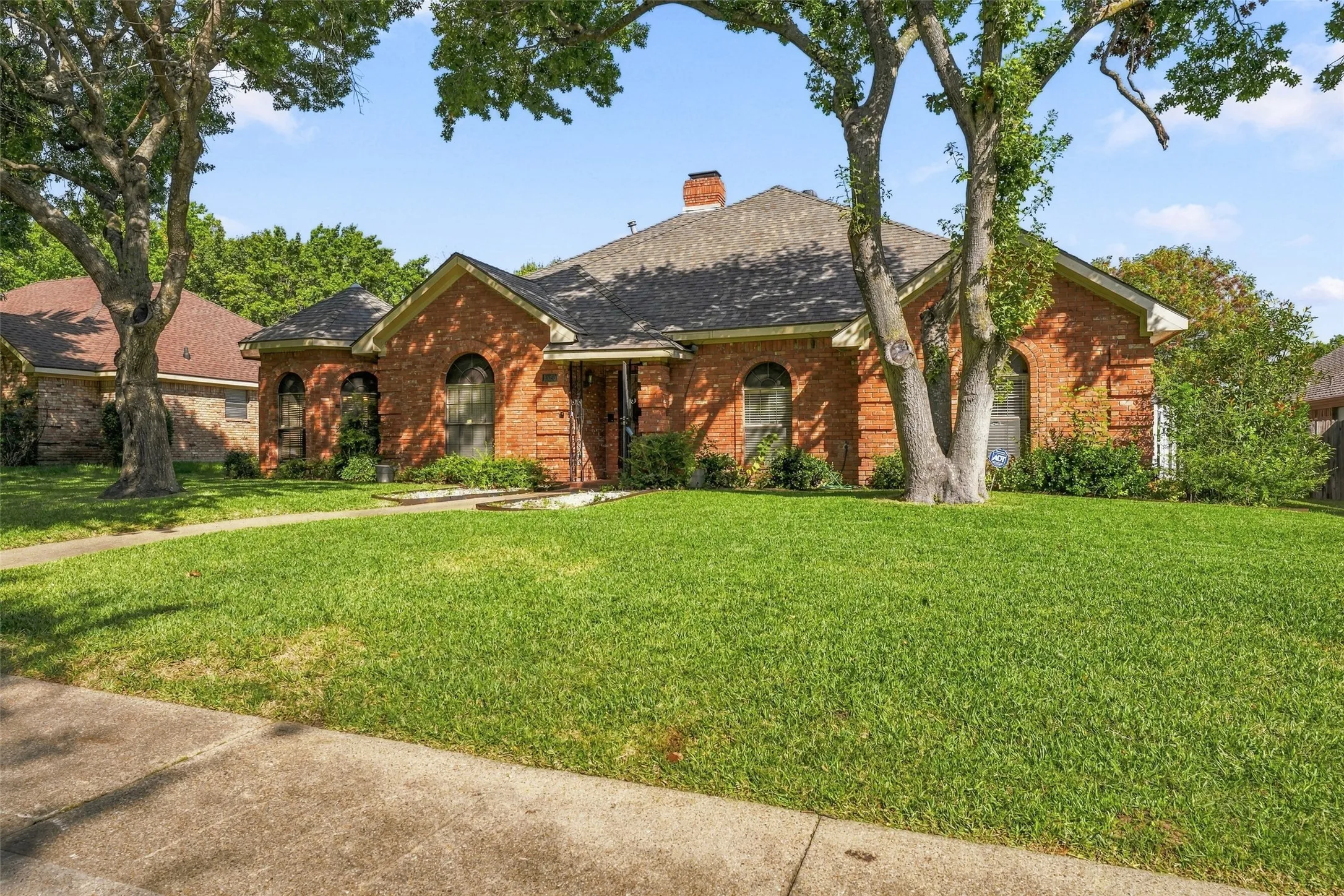 Single Family Residence For Sale in Dallas County , 1525 Nettleton Drive, De Soto, Texas 75115, 3 Bedroom, 3 Bathroom, 2 Garage spaces, 2,336 Sqft, built in 1987, mls#21396947, Real Estate Agent in De Soto, Homes For Sale in Dallas county, Homes For Sale in De Soto, Realtor in De Soto Texas, Real Estate Brokerage Independent Realty Texas, Luminita Cordes Realtor