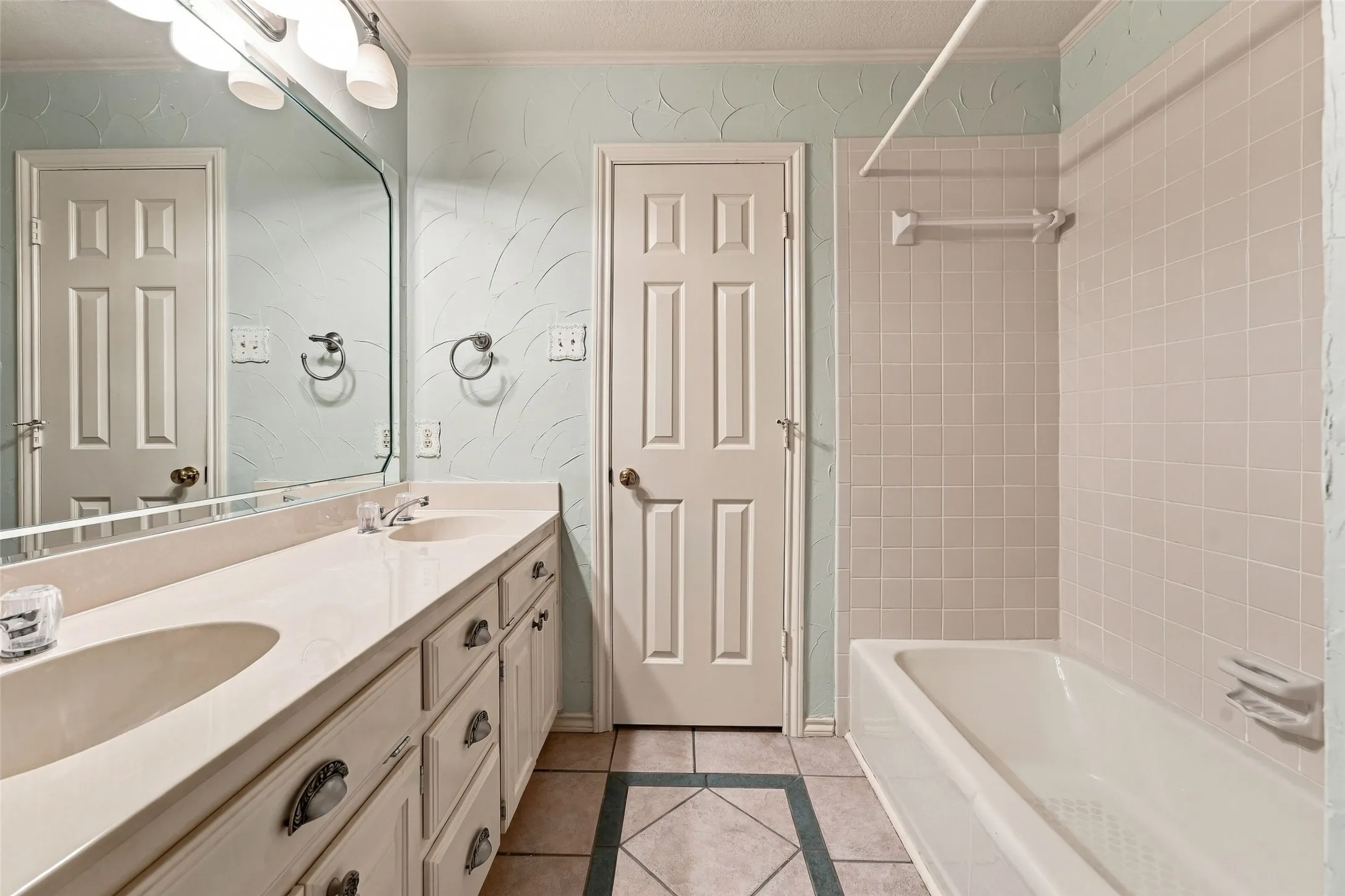 Single Family Residence For Sale in Dallas County , 1525 Nettleton Drive, De Soto, Texas 75115, 3 Bedroom, 3 Bathroom, 2 Garage spaces, 2,336 Sqft, built in 1987, mls#21396947, Real Estate Agent in De Soto, Homes For Sale in Dallas county, Homes For Sale in De Soto, Realtor in De Soto Texas, Real Estate Brokerage Independent Realty Texas, Luminita Cordes Realtor