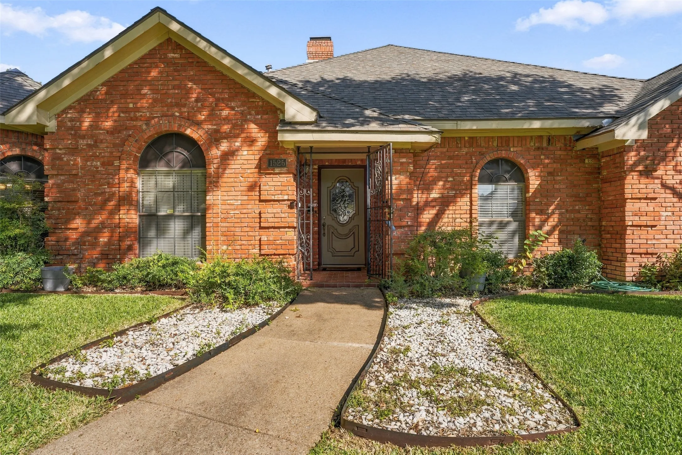 Single Family Residence For Sale in Dallas County , 1525 Nettleton Drive, De Soto, Texas 75115, 3 Bedroom, 3 Bathroom, 2 Garage spaces, 2,336 Sqft, built in 1987, mls#21396947, Real Estate Agent in De Soto, Homes For Sale in Dallas county, Homes For Sale in De Soto, Realtor in De Soto Texas, Real Estate Brokerage Independent Realty Texas, Luminita Cordes Realtor