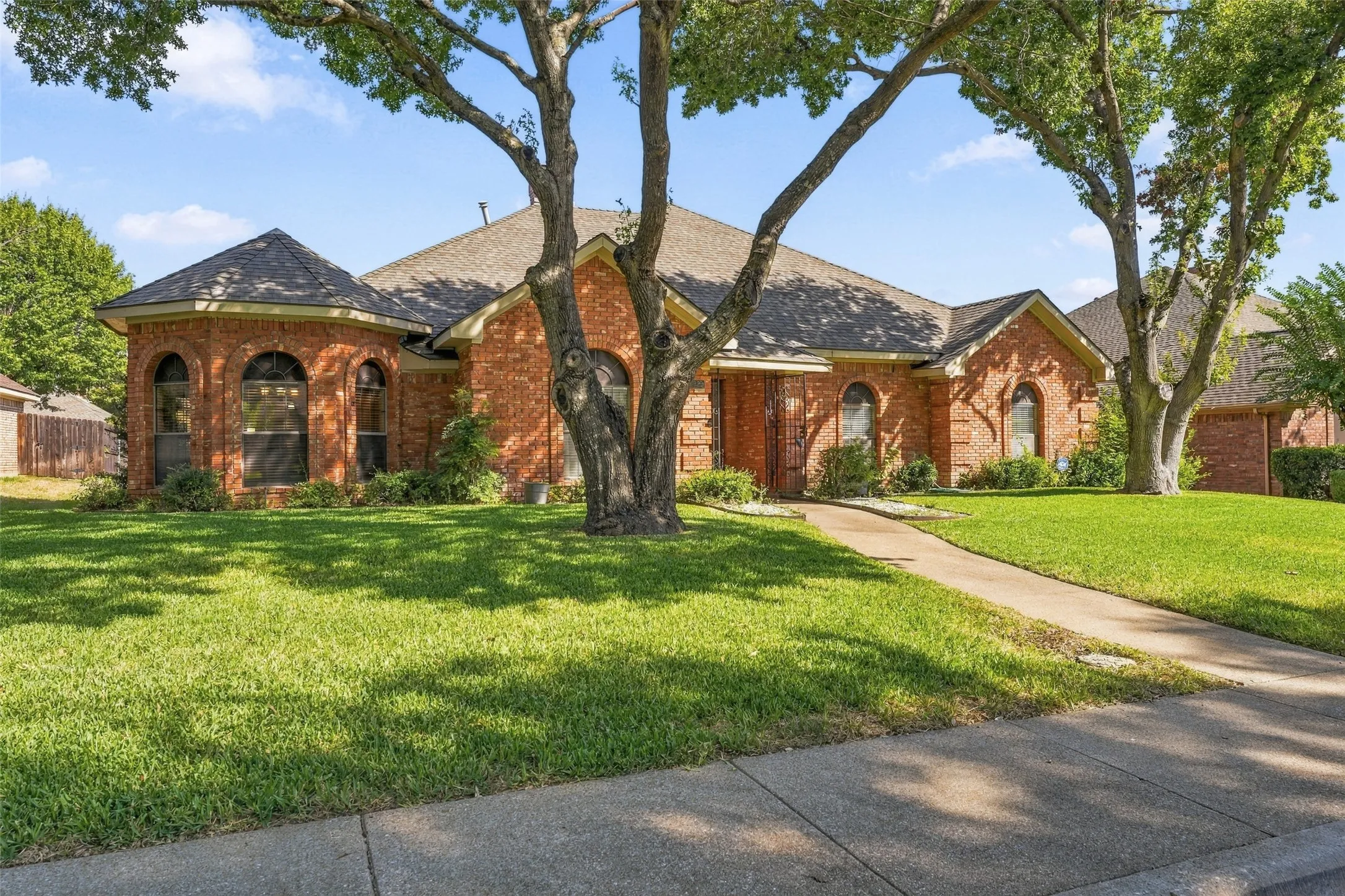 Single Family Residence For Sale in Dallas County , 1525 Nettleton Drive, De Soto, Texas 75115, 3 Bedroom, 3 Bathroom, 2 Garage spaces, 2,336 Sqft, built in 1987, mls#21396947, Real Estate Agent in De Soto, Homes For Sale in Dallas county, Homes For Sale in De Soto, Realtor in De Soto Texas, Real Estate Brokerage Independent Realty Texas, Luminita Cordes Realtor
