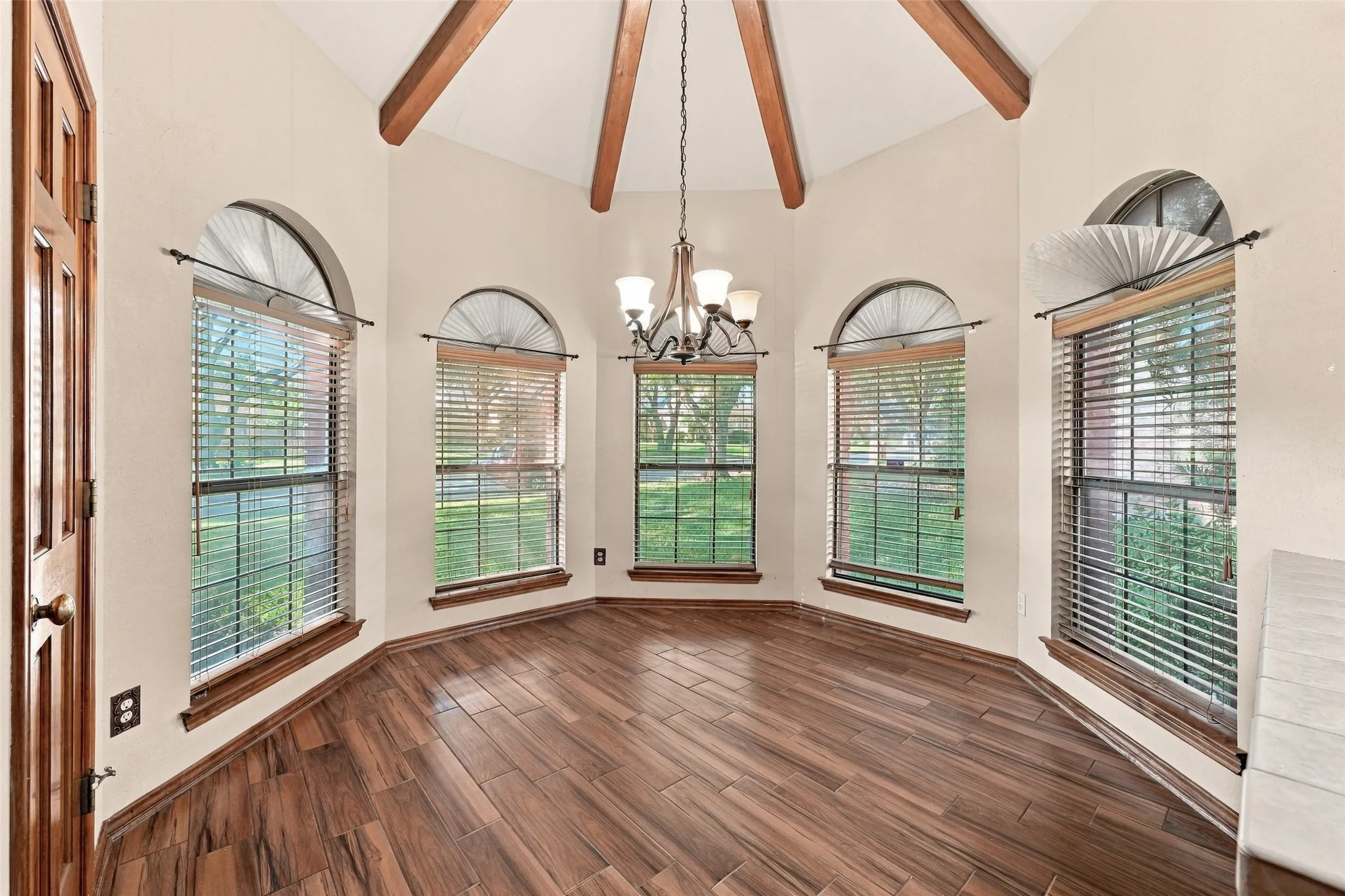Single Family Residence For Sale in Dallas County , 1525 Nettleton Drive, De Soto, Texas 75115, 3 Bedroom, 3 Bathroom, 2 Garage spaces, 2,336 Sqft, built in 1987, mls#21396947, Real Estate Agent in De Soto, Homes For Sale in Dallas county, Homes For Sale in De Soto, Realtor in De Soto Texas, Real Estate Brokerage Independent Realty Texas, Luminita Cordes Realtor