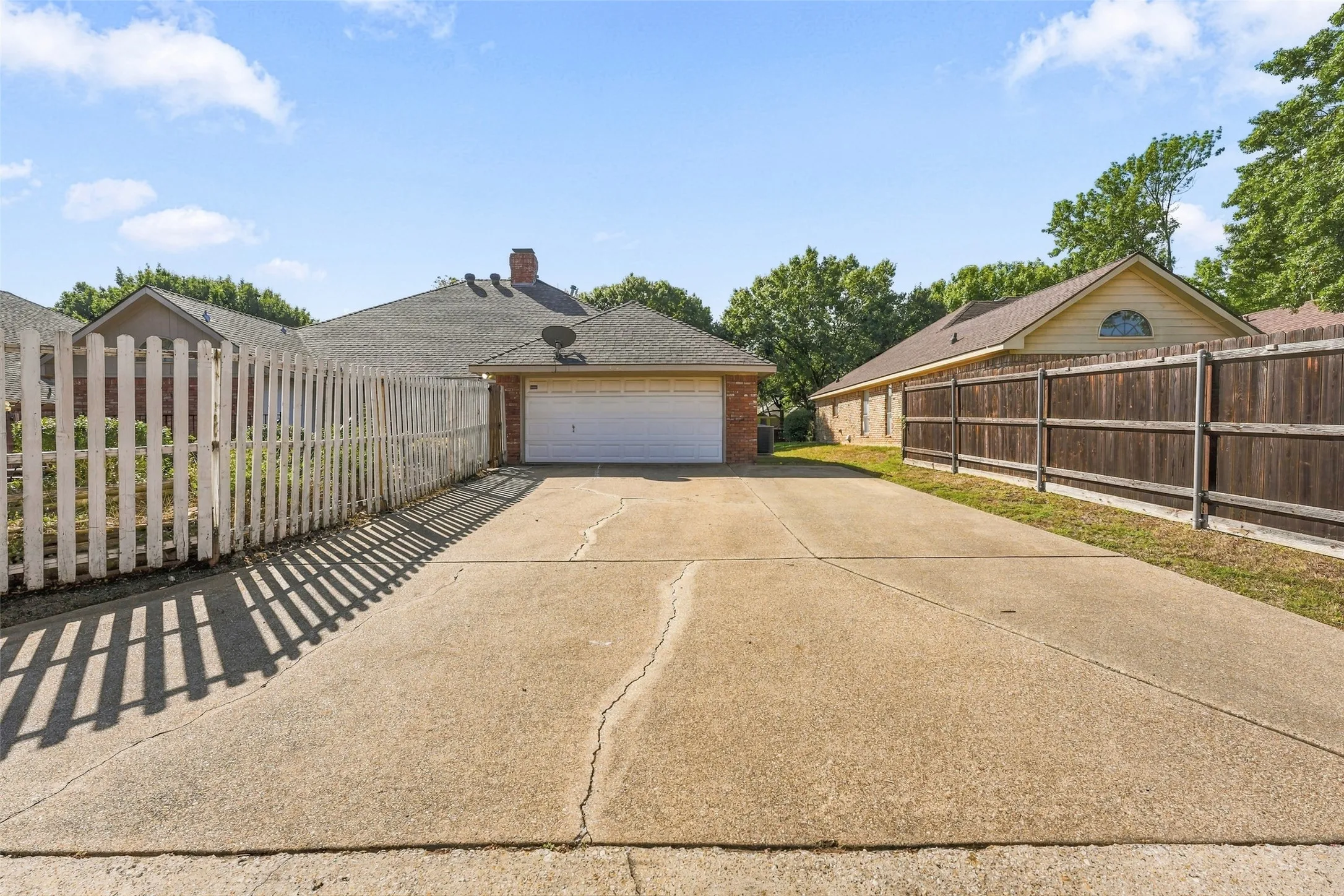 Single Family Residence For Sale in Dallas County , 1525 Nettleton Drive, De Soto, Texas 75115, 3 Bedroom, 3 Bathroom, 2 Garage spaces, 2,336 Sqft, built in 1987, mls#21396947, Real Estate Agent in De Soto, Homes For Sale in Dallas county, Homes For Sale in De Soto, Realtor in De Soto Texas, Real Estate Brokerage Independent Realty Texas, Luminita Cordes Realtor