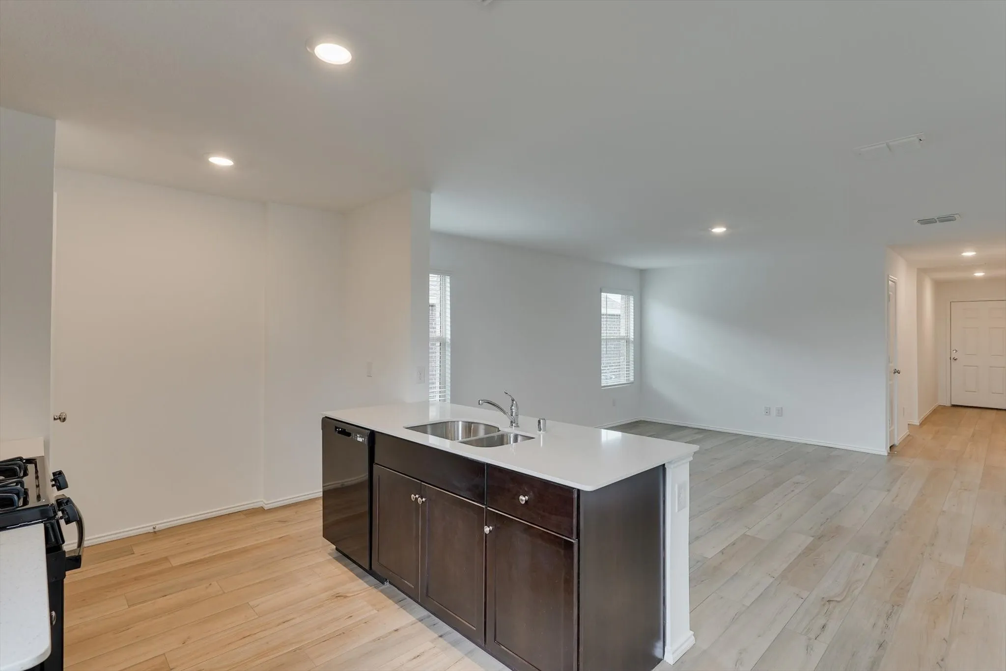 Single Family Residence For Rent in Collin County , 409 Laurenbrooke Drive, Anna, Texas 75409, 3 Bedroom, 2 Bathroom, 2 Garage spaces, 1,302 Sqft, built in 2021, mls#21397227, Real Estate Agent in Anna, Homes For Rent in Collin county, Homes For Rent in Anna, Realtor in Anna Texas, Real Estate Brokerage Independent Realty Texas, Luminita Cordes Realtor