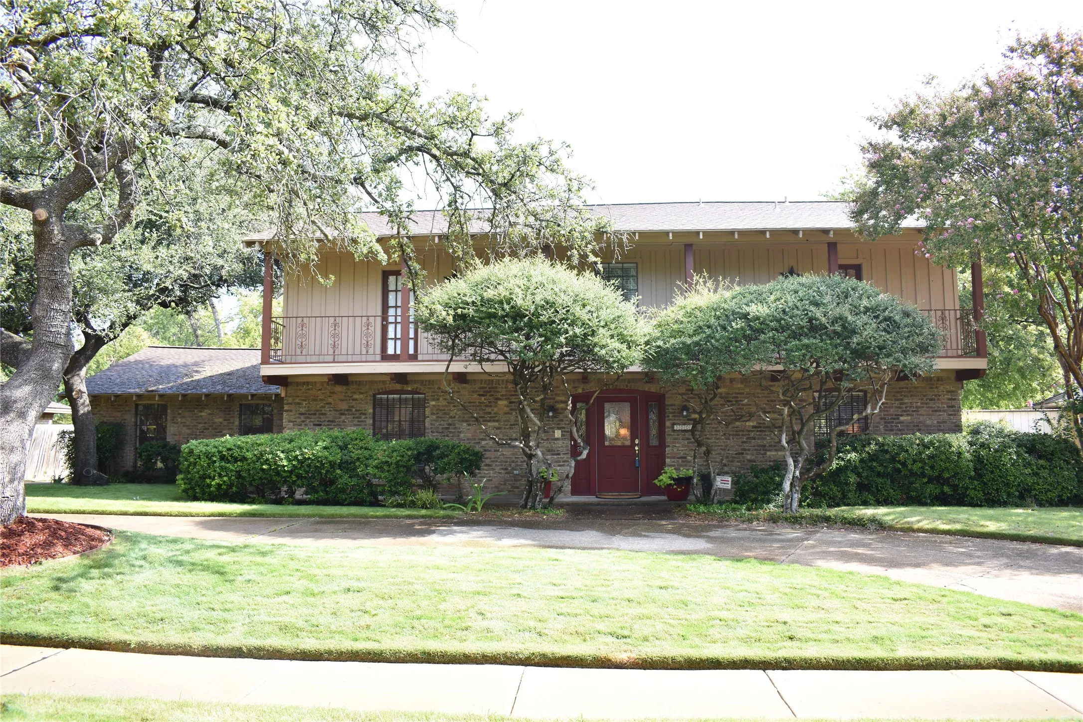 Single Family Residence For Sale in Collin County , 3003 Creekbend Drive, Plano, Texas 75075, 4 Bedroom, 3 Bathroom, 2 Garage spaces, 2,590 Sqft, built in 1973, mls#21397232, Real Estate Agent in Plano, Homes For Sale in Collin county, Homes For Sale in Plano, Realtor in Plano Texas, Real Estate Brokerage Independent Realty Texas, Luminita Cordes Realtor