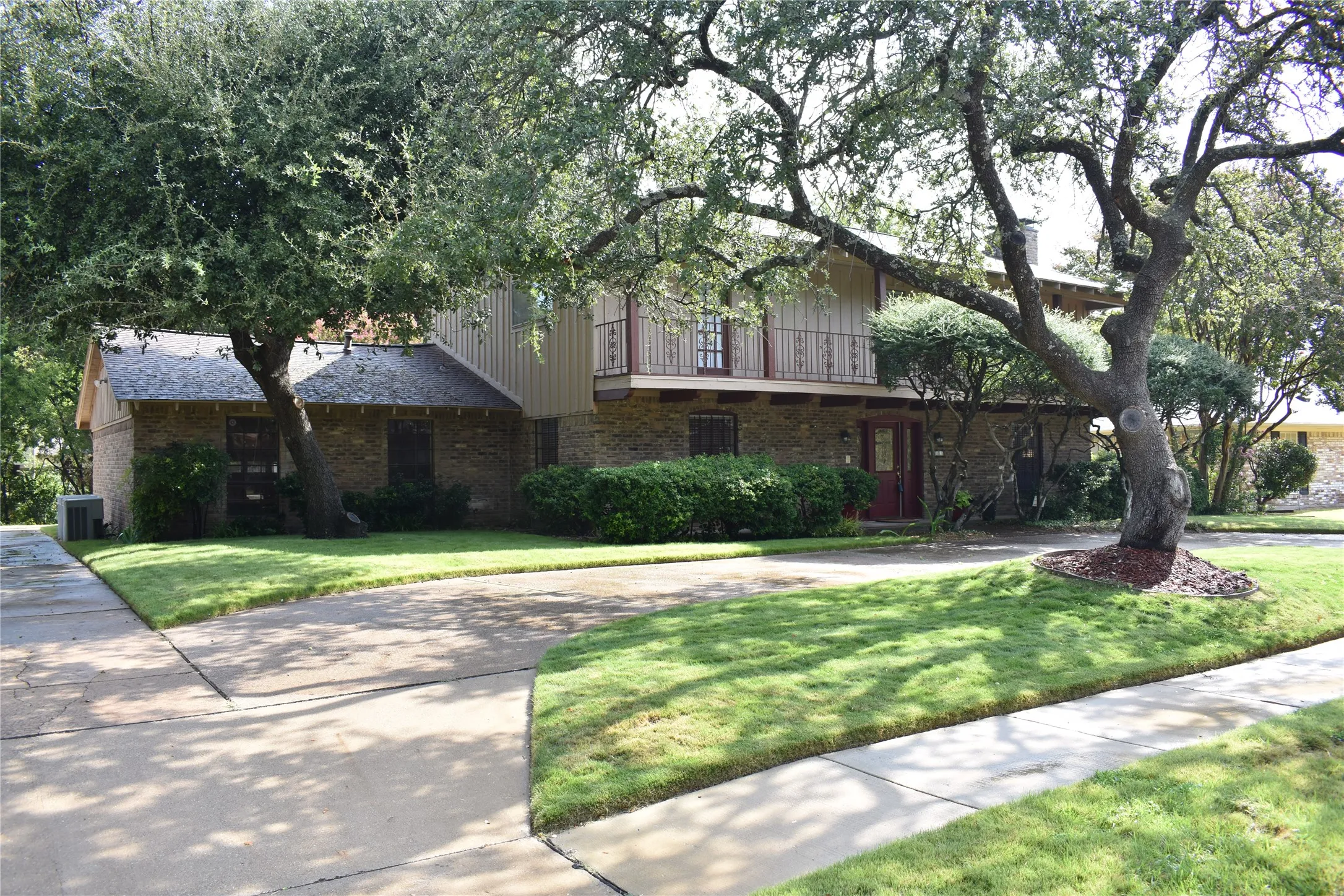 Single Family Residence For Sale in Collin County , 3003 Creekbend Drive, Plano, Texas 75075, 4 Bedroom, 3 Bathroom, 2 Garage spaces, 2,590 Sqft, built in 1973, mls#21397232, Real Estate Agent in Plano, Homes For Sale in Collin county, Homes For Sale in Plano, Realtor in Plano Texas, Real Estate Brokerage Independent Realty Texas, Luminita Cordes Realtor