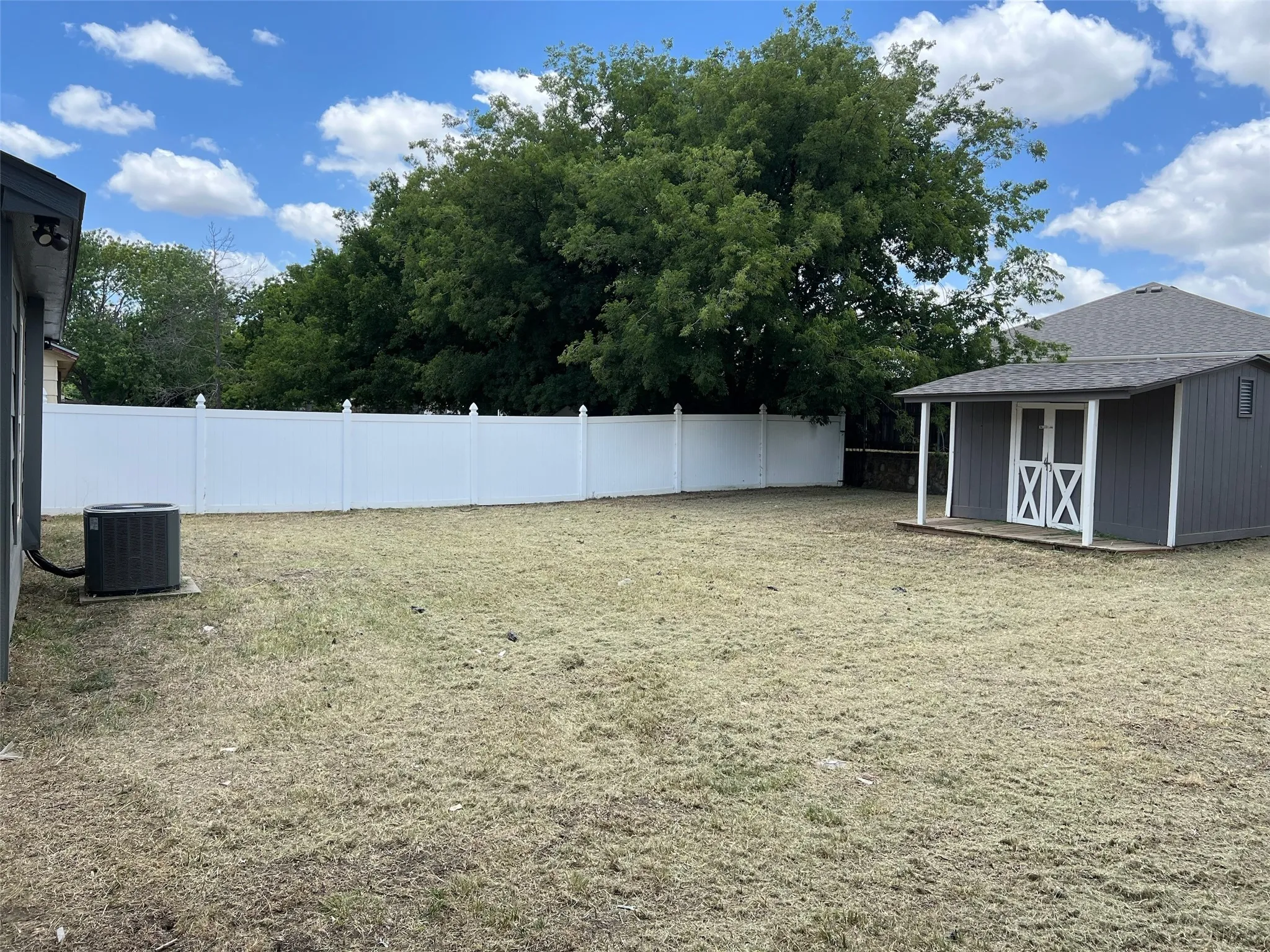 Single Family Residence For Rent in Tarrant County , 2457 Sweetwood Drive, Fort Worth, Texas 76131, 2 Bedroom, 1 Bathroom, Garage spaces, 828 Sqft, built in 1982, mls#21394403, Real Estate Agent in Fort Worth, Homes For Rent in Tarrant county, Homes For Rent in Fort Worth, Realtor in Fort Worth Texas, Real Estate Brokerage Independent Realty Texas, Luminita Cordes Realtor