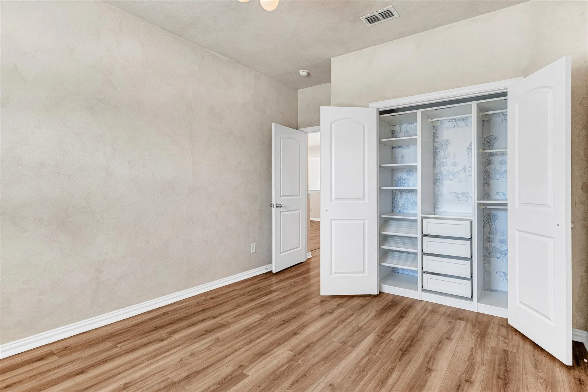 Townhouse For Rent in Dallas County , 3724 Sicily Street, Irving, Texas 75038, 3 Bedroom, 3 Bathroom, 2 Garage spaces, 1,929 Sqft, built in 2014, mls#21397243, Real Estate Agent in Irving, Homes For Rent in Dallas county, Homes For Rent in Irving, Realtor in Irving Texas, Real Estate Brokerage Independent Realty Texas, Luminita Cordes Realtor