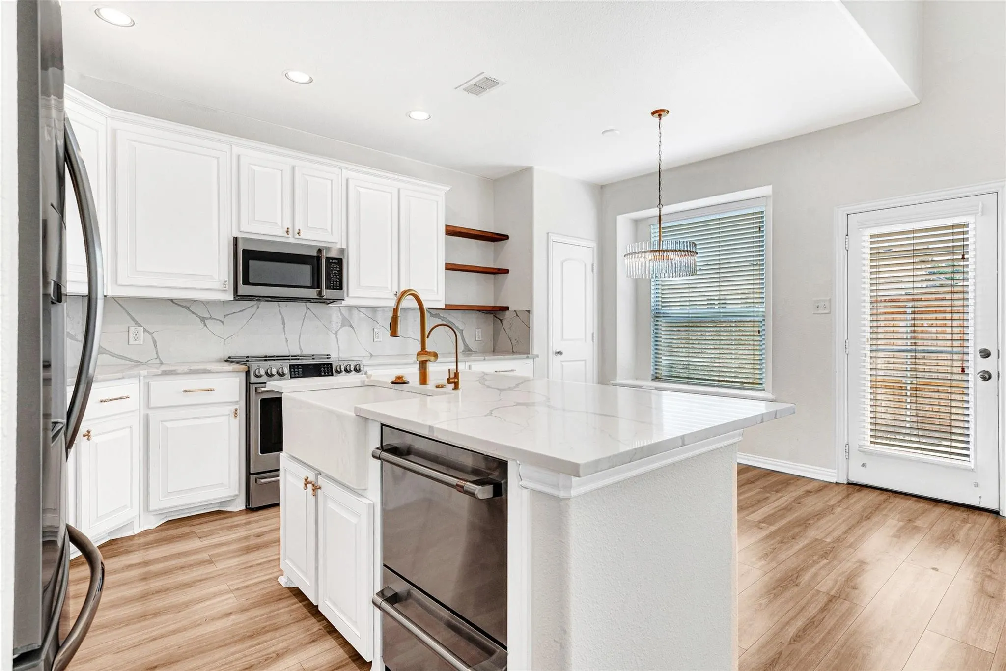 Townhouse For Rent in Dallas County , 3724 Sicily Street, Irving, Texas 75038, 3 Bedroom, 3 Bathroom, 2 Garage spaces, 1,929 Sqft, built in 2014, mls#21397243, Real Estate Agent in Irving, Homes For Rent in Dallas county, Homes For Rent in Irving, Realtor in Irving Texas, Real Estate Brokerage Independent Realty Texas, Luminita Cordes Realtor