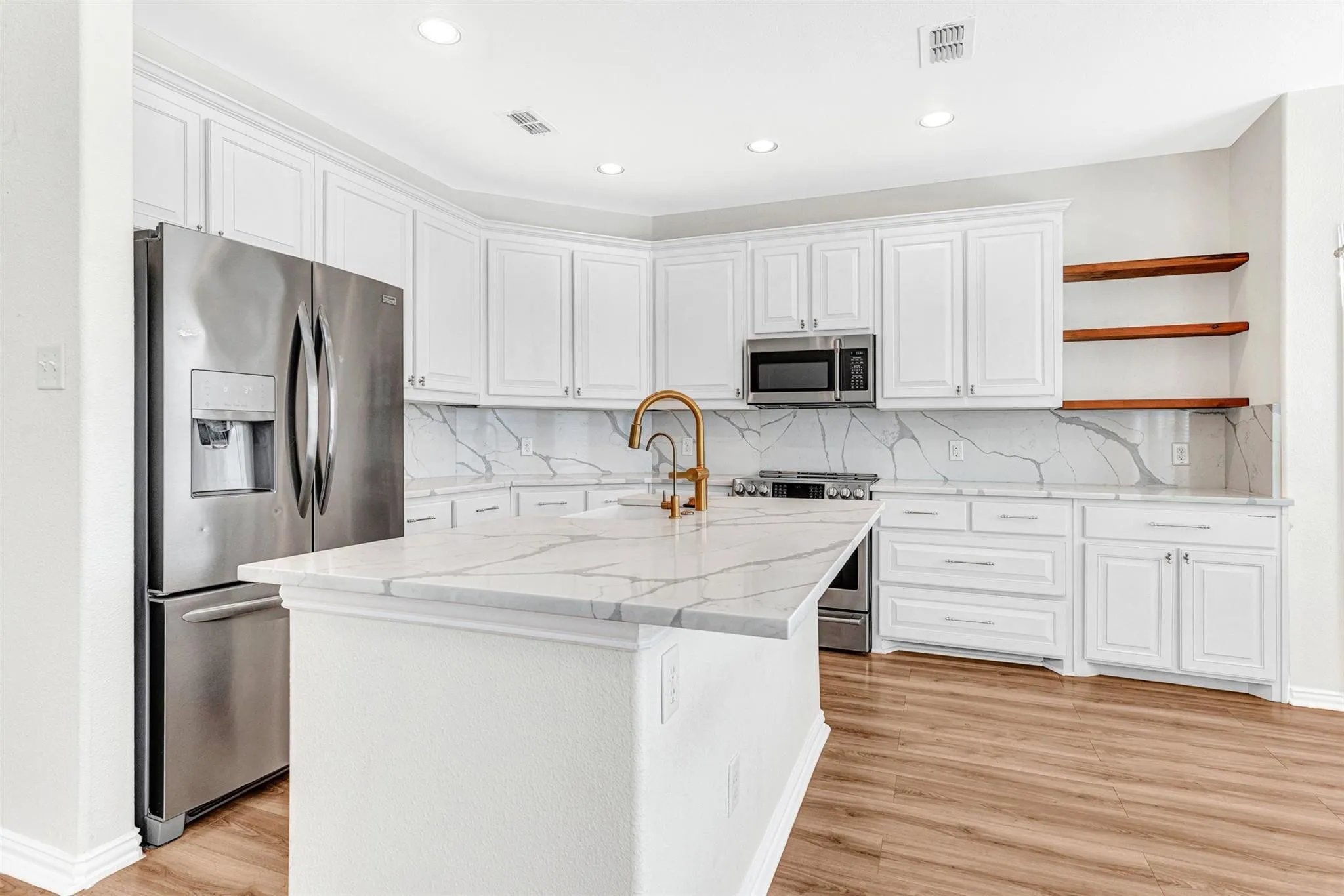 Townhouse For Rent in Dallas County , 3724 Sicily Street, Irving, Texas 75038, 3 Bedroom, 3 Bathroom, 2 Garage spaces, 1,929 Sqft, built in 2014, mls#21397243, Real Estate Agent in Irving, Homes For Rent in Dallas county, Homes For Rent in Irving, Realtor in Irving Texas, Real Estate Brokerage Independent Realty Texas, Luminita Cordes Realtor