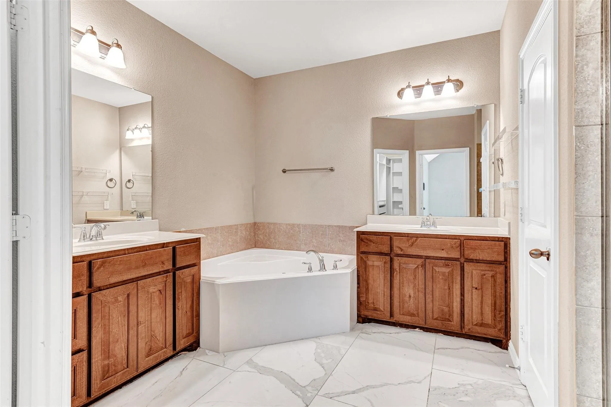 Townhouse For Rent in Dallas County , 3724 Sicily Street, Irving, Texas 75038, 3 Bedroom, 3 Bathroom, 2 Garage spaces, 1,929 Sqft, built in 2014, mls#21397243, Real Estate Agent in Irving, Homes For Rent in Dallas county, Homes For Rent in Irving, Realtor in Irving Texas, Real Estate Brokerage Independent Realty Texas, Luminita Cordes Realtor
