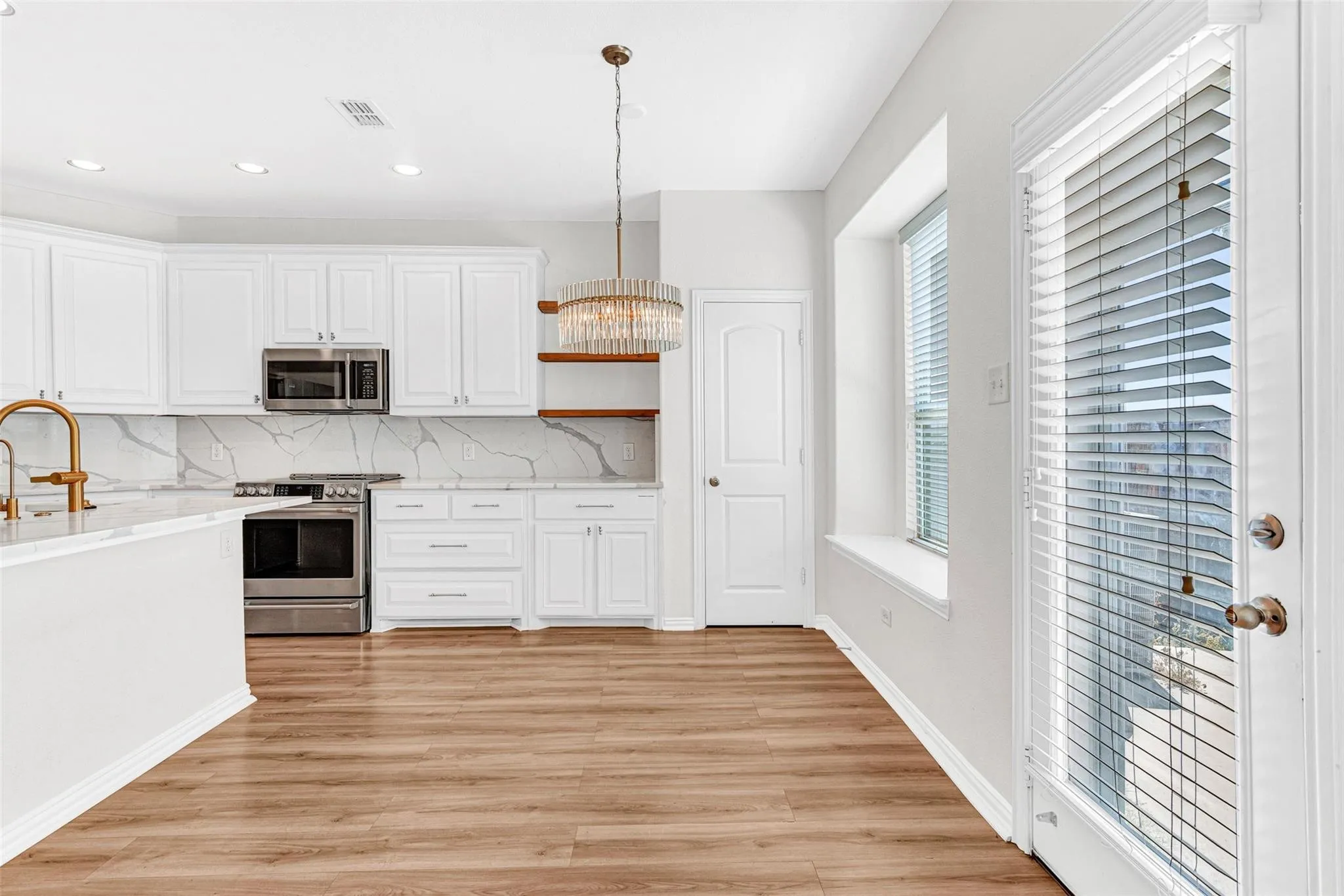 Townhouse For Rent in Dallas County , 3724 Sicily Street, Irving, Texas 75038, 3 Bedroom, 3 Bathroom, 2 Garage spaces, 1,929 Sqft, built in 2014, mls#21397243, Real Estate Agent in Irving, Homes For Rent in Dallas county, Homes For Rent in Irving, Realtor in Irving Texas, Real Estate Brokerage Independent Realty Texas, Luminita Cordes Realtor