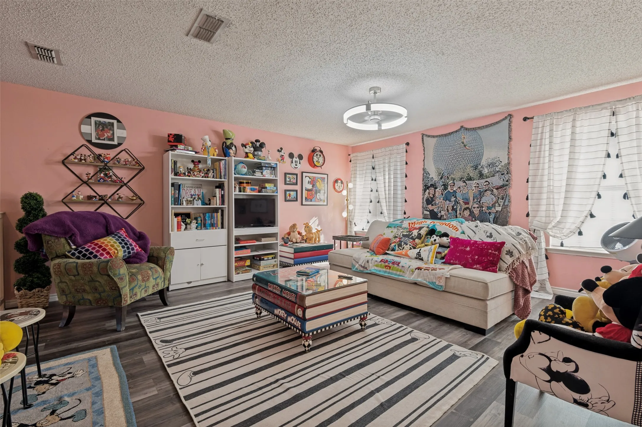 Single Family Residence For Sale in Tarrant County , 925 Rio Vista Lane, Arlington, Texas 76017, 4 Bedroom, 3 Bathroom, 2 Garage spaces, 2,348 Sqft, built in 1991, mls#21396467, Real Estate Agent in Arlington, Homes For Sale in Tarrant county, Homes For Sale in Arlington, Realtor in Arlington Texas, Real Estate Brokerage Independent Realty Texas, Luminita Cordes Realtor